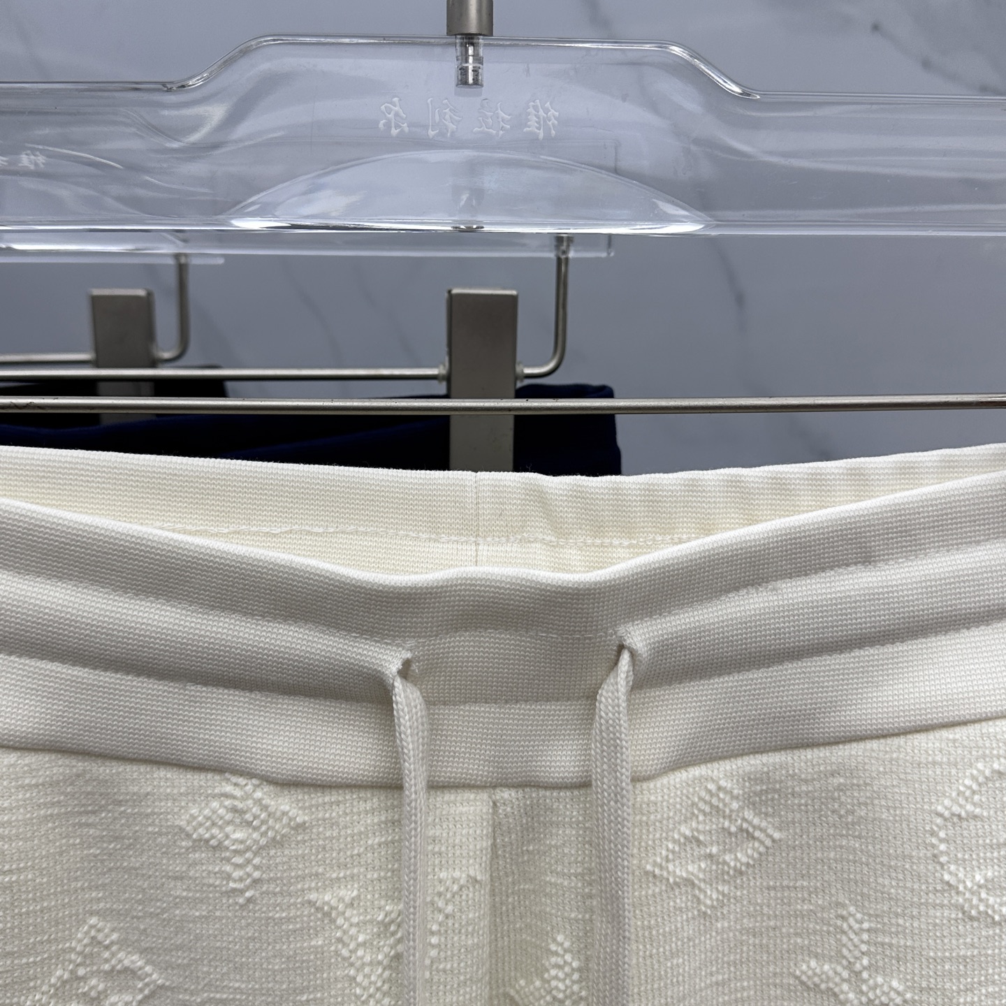 🆕LV路易威登 新款发售✨✨25ss新款加绒保暖时尚卫裤 精致提花满布裤身，细节处尽显质感。抽绳设计休闲