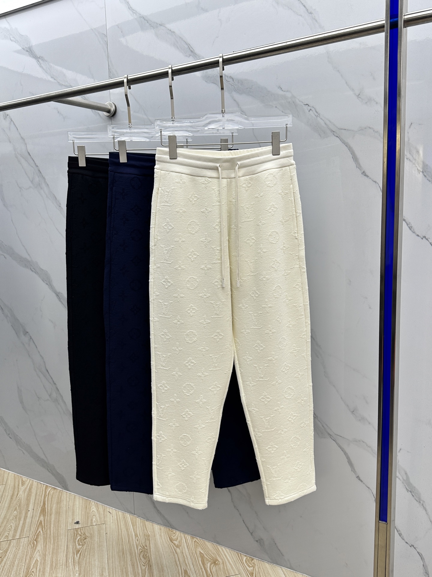 🆕LV路易威登 新款发售✨✨25ss新款加绒保暖时尚卫裤 精致提花满布裤身，细节处尽显质感。抽绳设计休闲