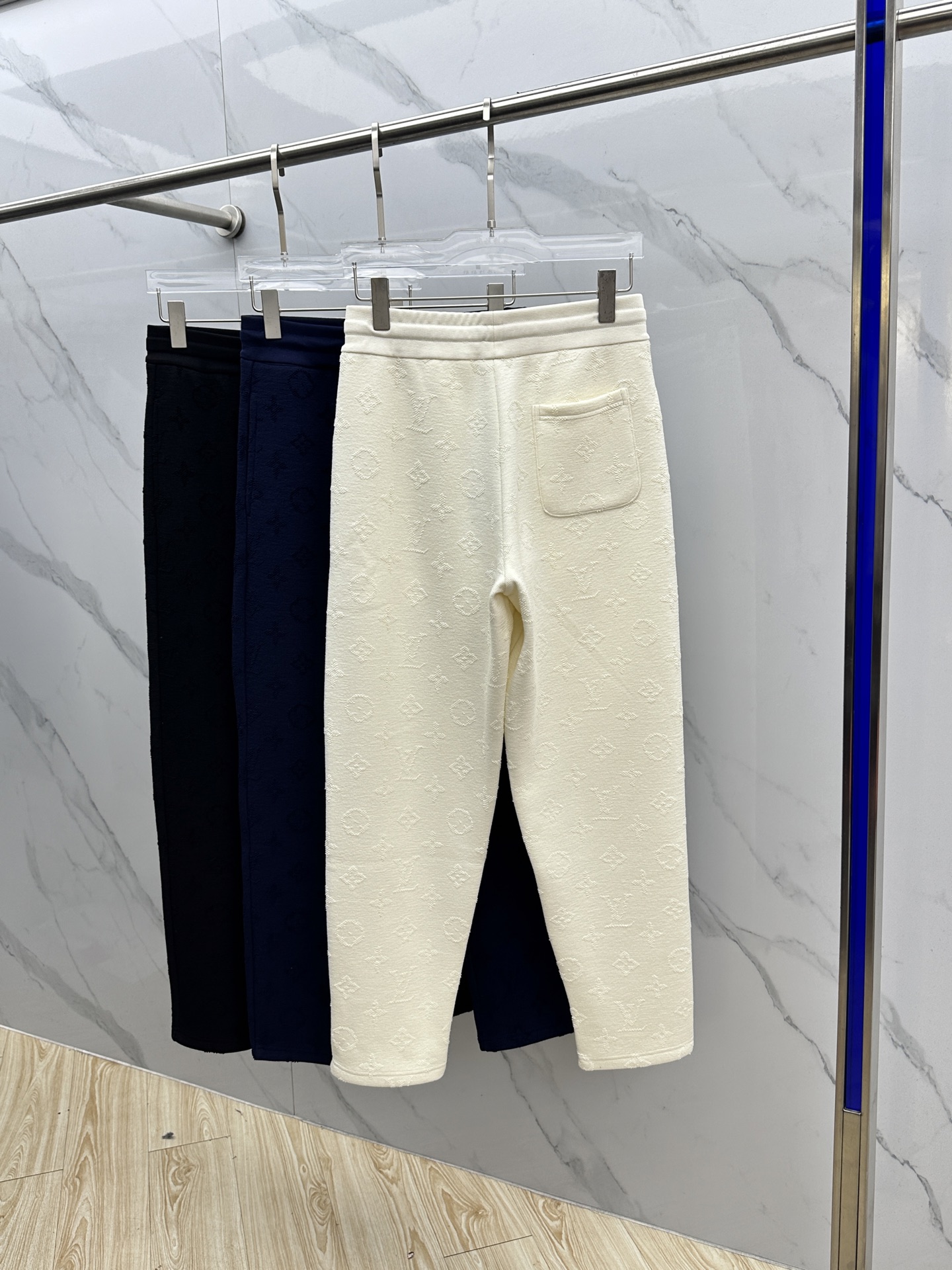 🆕LV路易威登 新款发售✨✨25ss新款加绒保暖时尚卫裤 精致提花满布裤身，细节处尽显质感。抽绳设计休闲