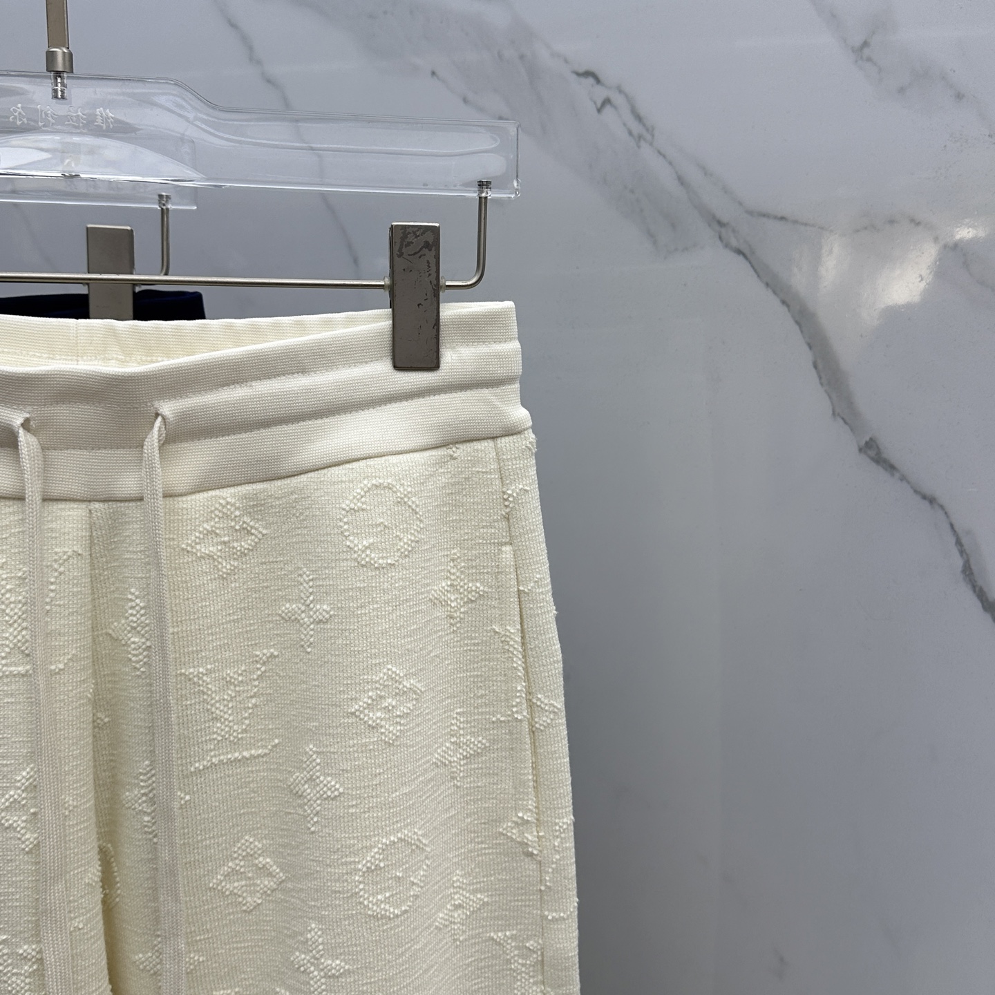 🆕LV路易威登 新款发售✨✨25ss新款加绒保暖时尚卫裤 精致提花满布裤身，细节处尽显质感。抽绳设计休闲