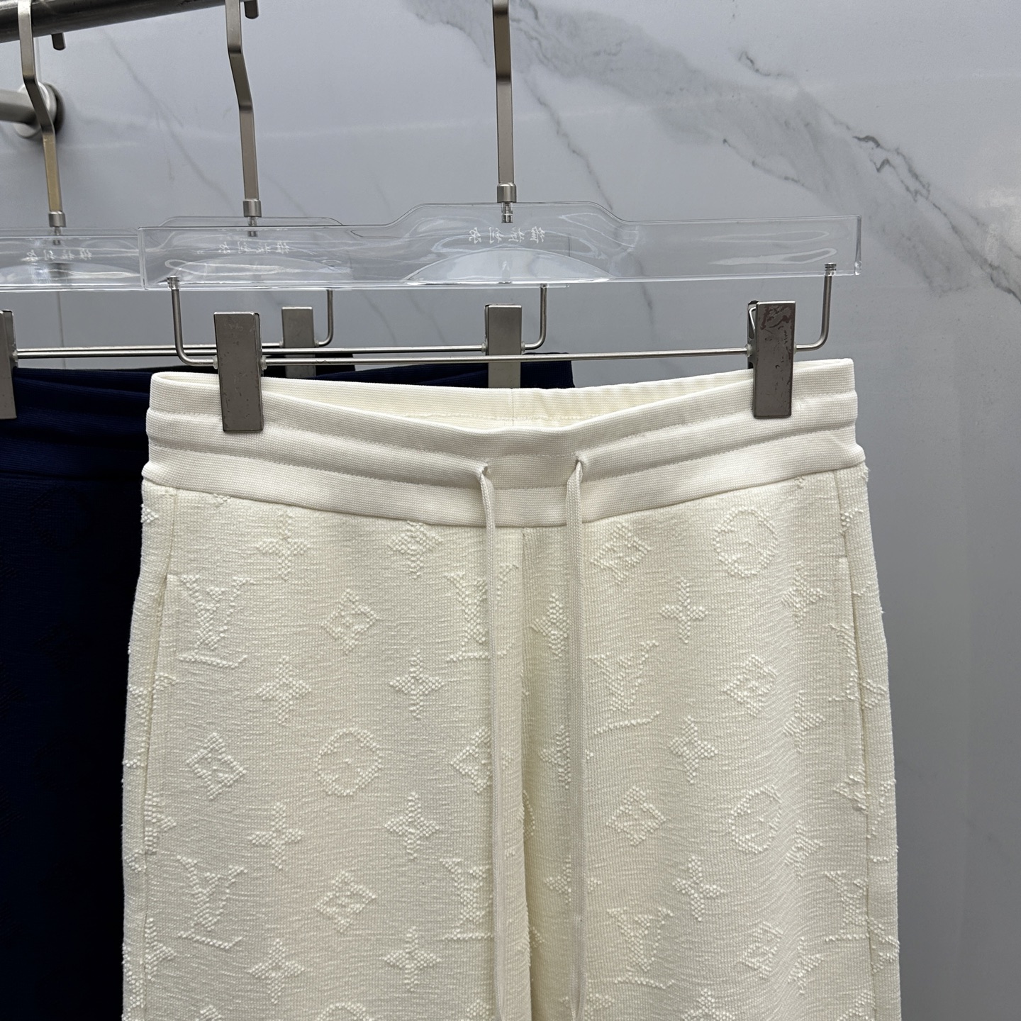 🆕LV路易威登 新款发售✨✨25ss新款加绒保暖时尚卫裤 精致提花满布裤身，细节处尽显质感。抽绳设计休闲