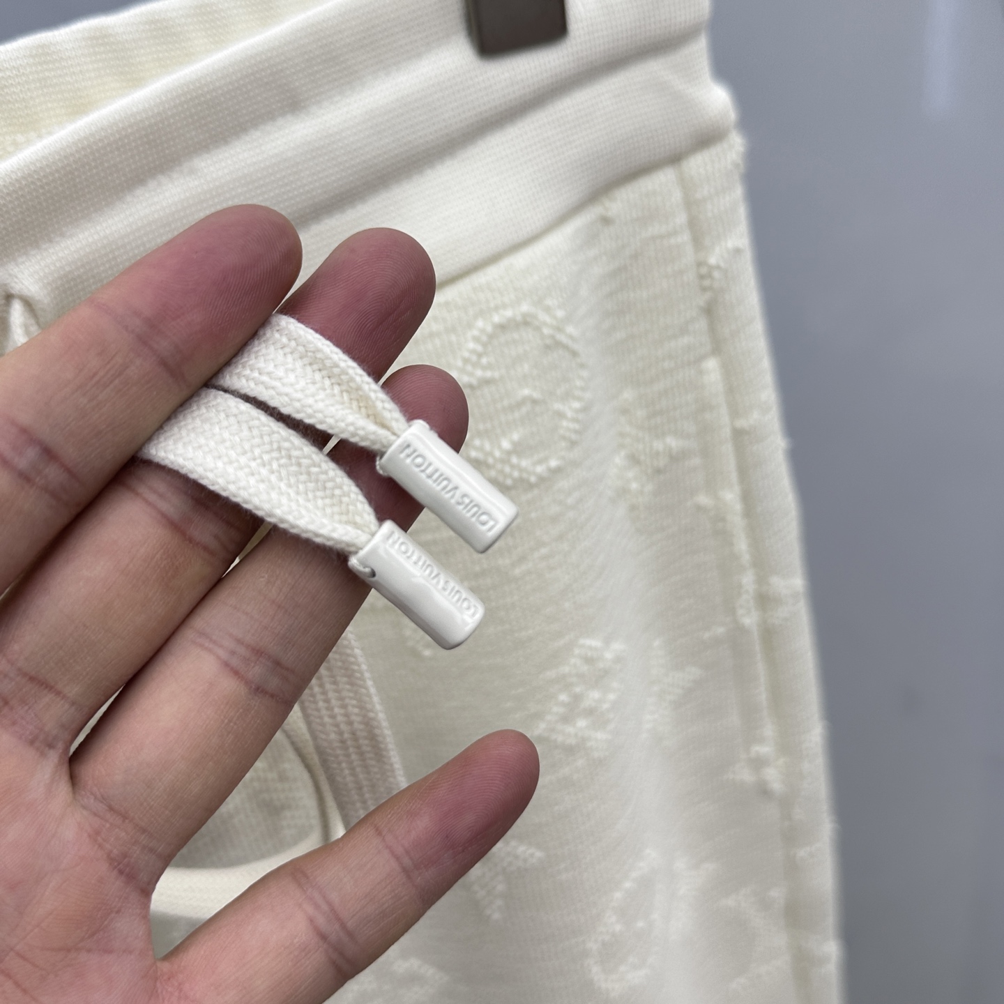 🆕LV路易威登 新款发售✨✨25ss新款加绒保暖时尚卫裤 精致提花满布裤身，细节处尽显质感。抽绳设计休闲