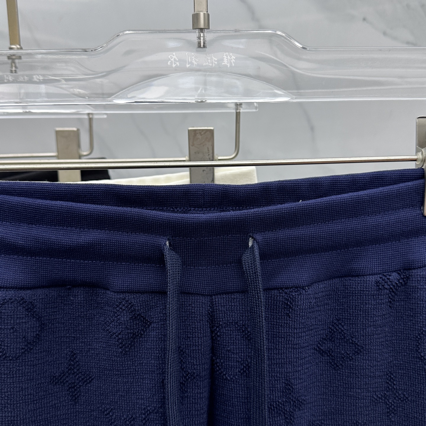 🆕LV路易威登 新款发售✨✨25ss新款加绒保暖时尚卫裤 精致提花满布裤身，细节处尽显质感。抽绳设计休闲