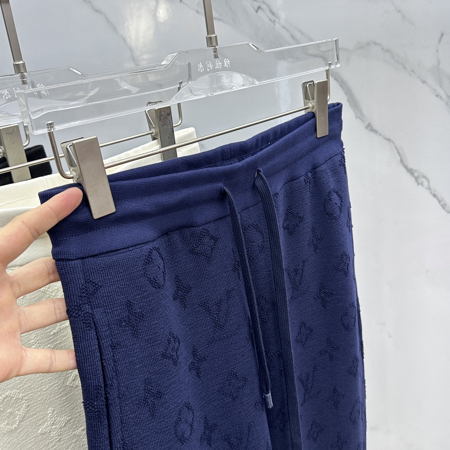 🆕LV路易威登 新款发售✨✨25ss新款加绒保暖时尚卫裤 精致提花满布裤身，细节处尽显质感。抽绳设计休闲