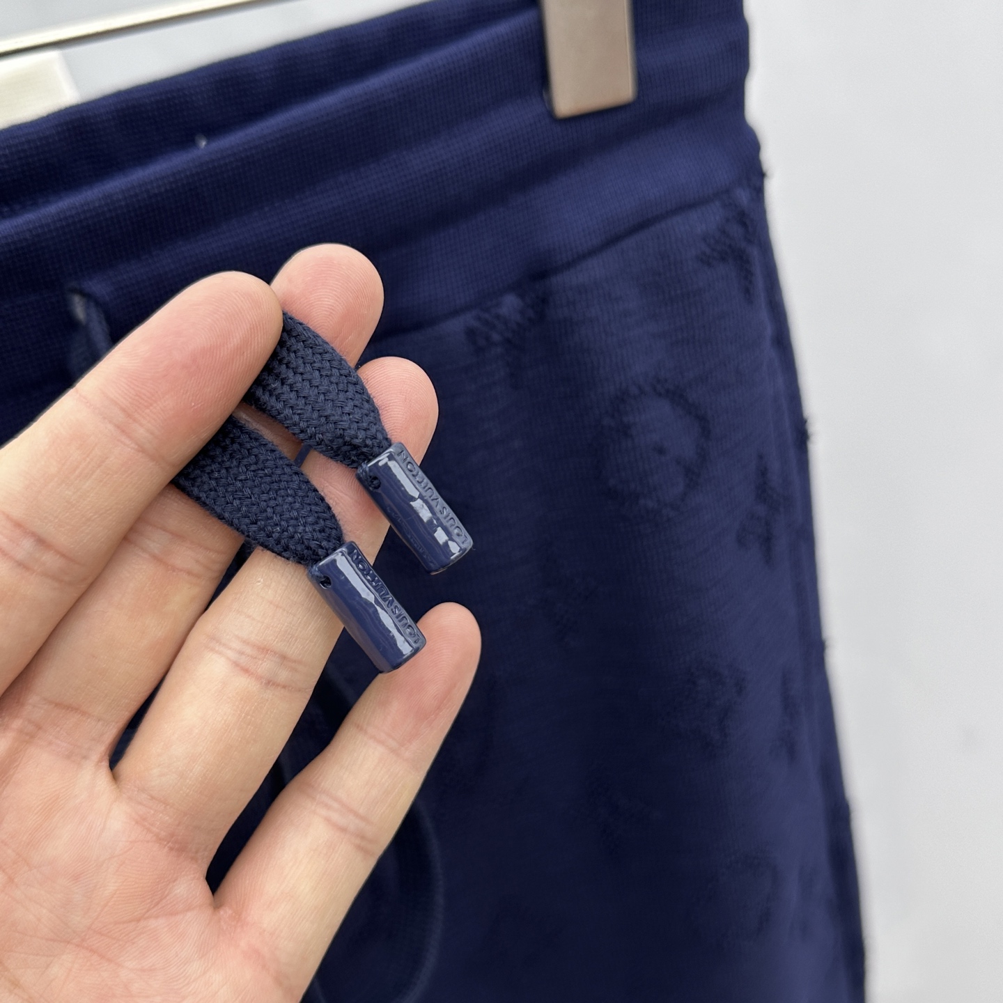 🆕LV路易威登 新款发售✨✨25ss新款加绒保暖时尚卫裤 精致提花满布裤身，细节处尽显质感。抽绳设计休闲