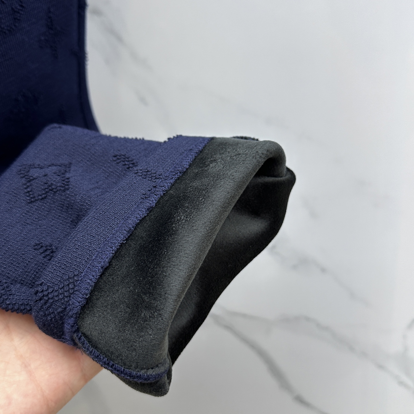 🆕LV路易威登 新款发售✨✨25ss新款加绒保暖时尚卫裤 精致提花满布裤身，细节处尽显质感。抽绳设计休闲