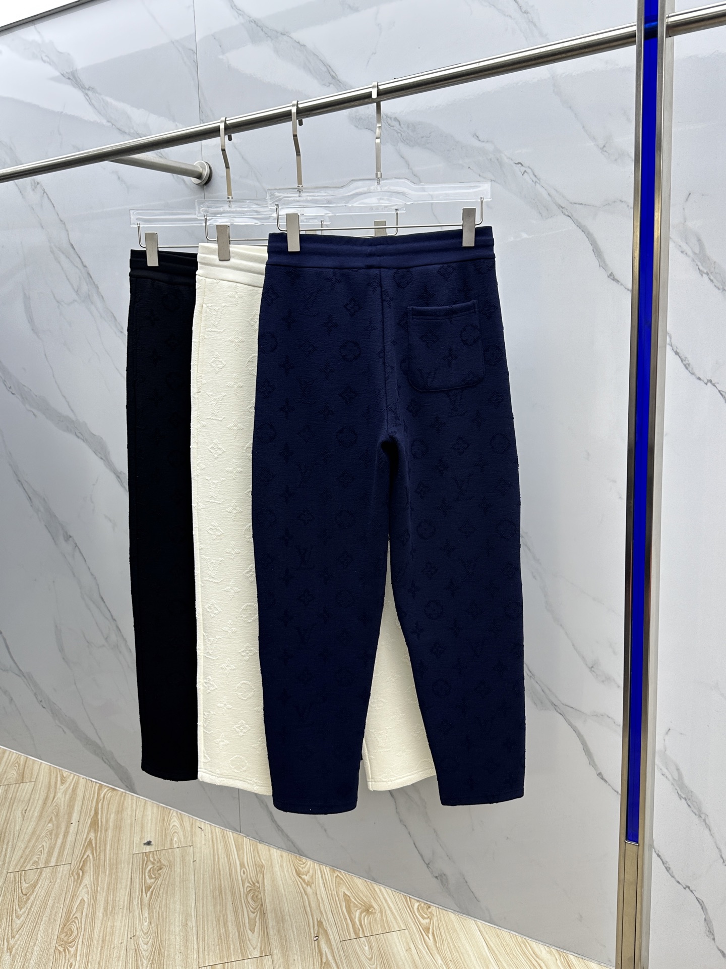 🆕LV路易威登 新款发售✨✨25ss新款加绒保暖时尚卫裤 精致提花满布裤身，细节处尽显质感。抽绳设计休闲