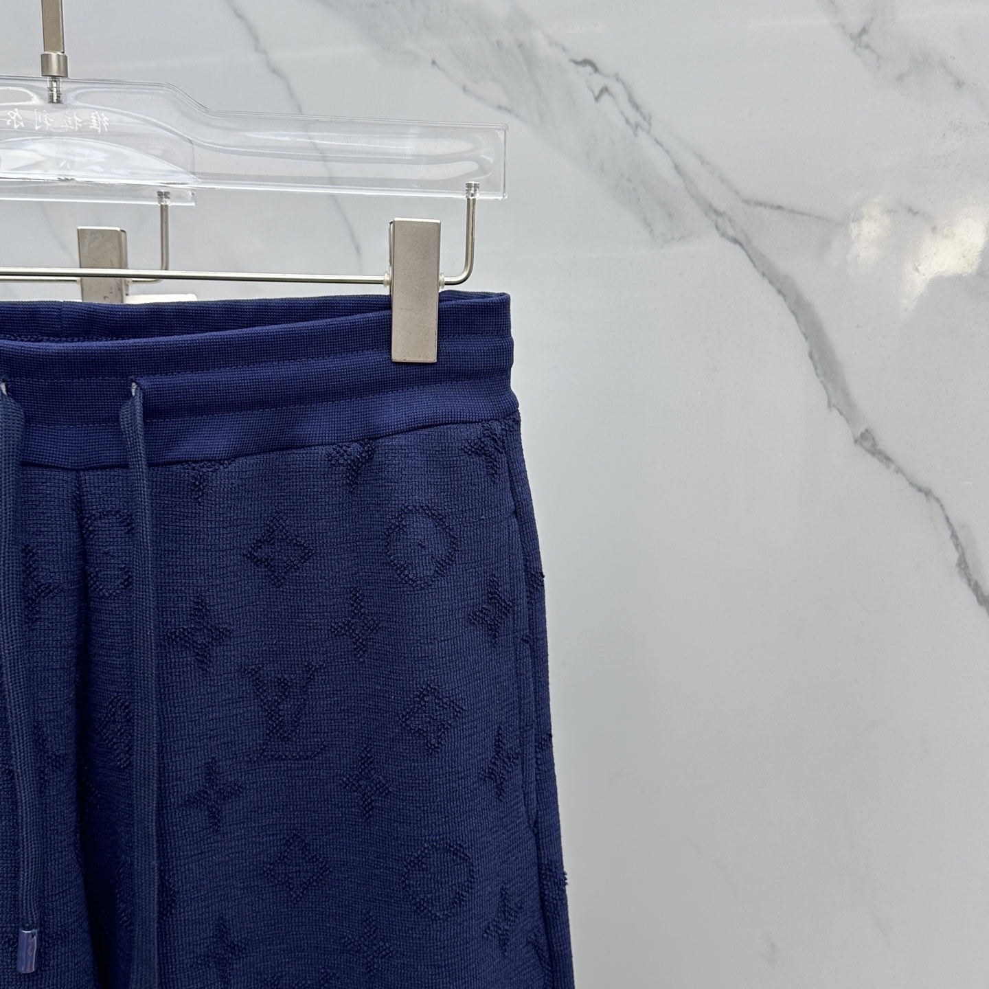 🆕LV路易威登 新款发售✨✨25ss新款加绒保暖时尚卫裤 精致提花满布裤身，细节处尽显质感。抽绳设计休闲