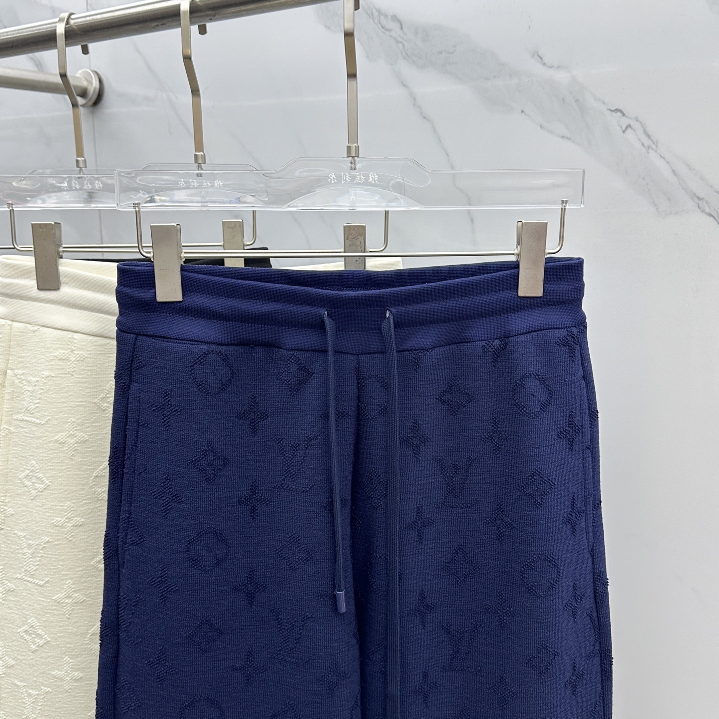 🆕LV路易威登 新款发售✨✨25ss新款加绒保暖时尚卫裤 精致提花满布裤身，细节处尽显质感。抽绳设计休闲