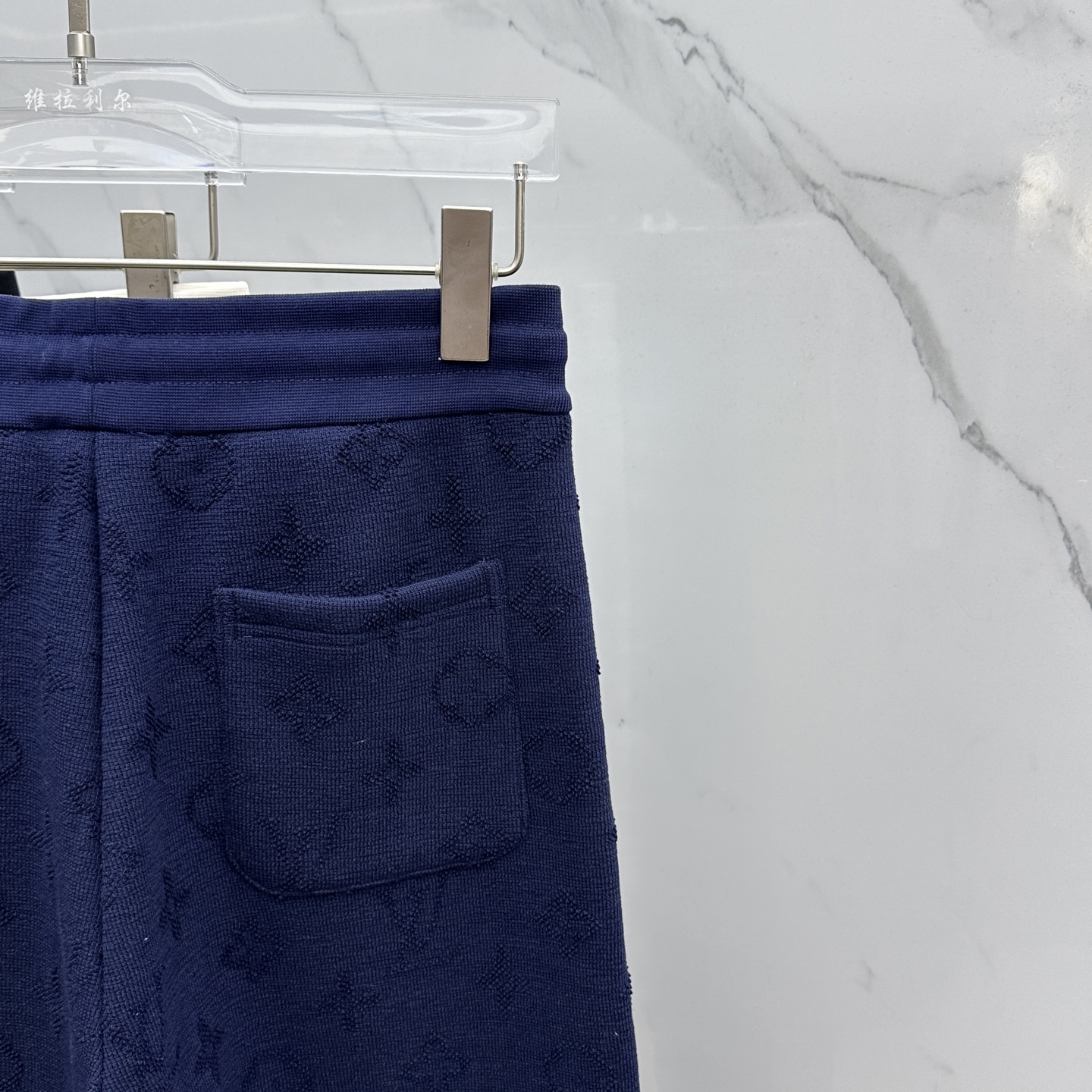 🆕LV路易威登 新款发售✨✨25ss新款加绒保暖时尚卫裤 精致提花满布裤身，细节处尽显质感。抽绳设计休闲