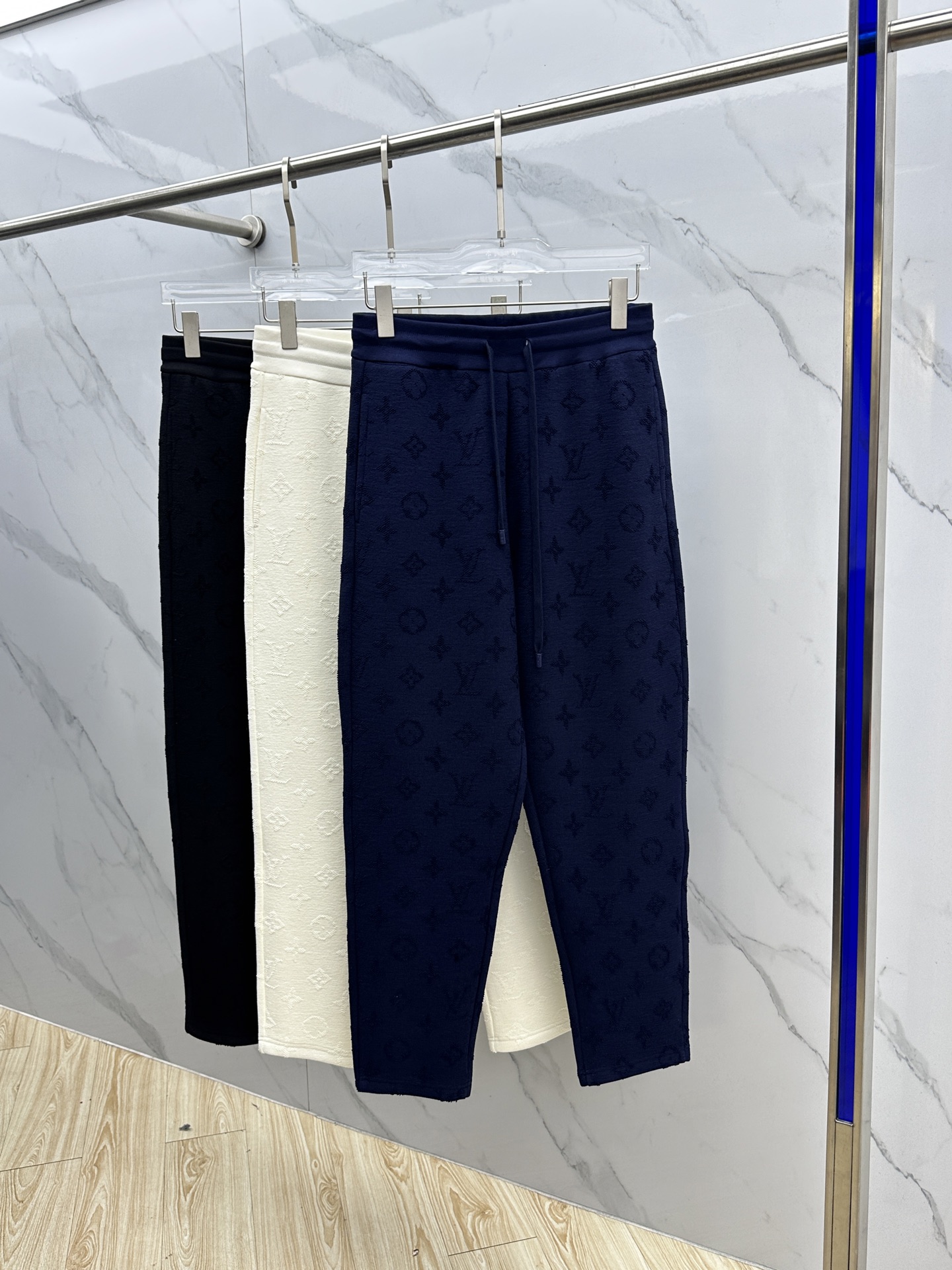 🆕LV路易威登 新款发售✨✨25ss新款加绒保暖时尚卫裤 精致提花满布裤身，细节处尽显质感。抽绳设计休闲
