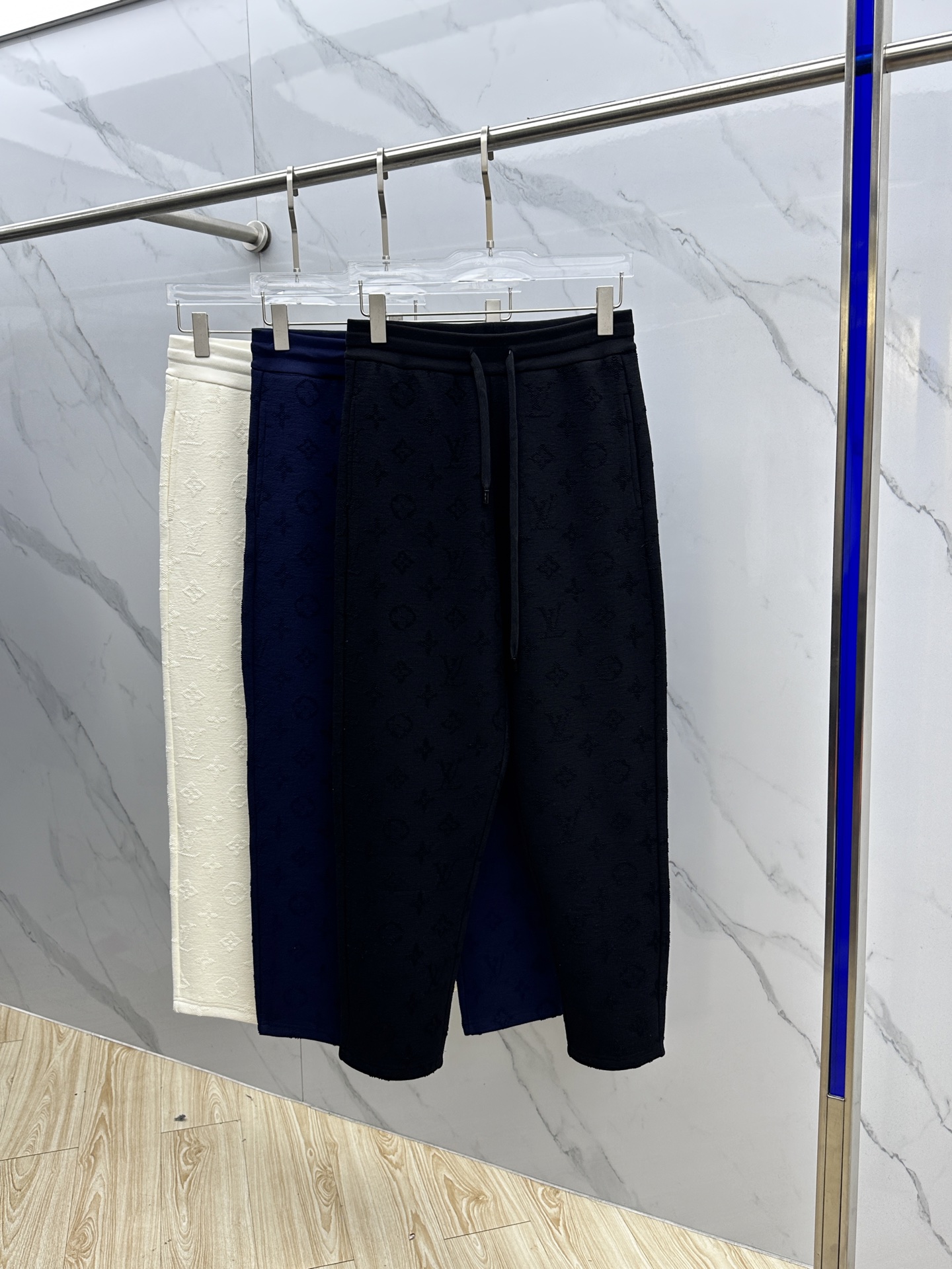 NO:611764,LV Louis Vuitton's new 25ss new velvet warm and fashionable sweatpants have exquisite jacquard all over the trousers, and the details are full of texture. The drawstring design is casual and age-reducing, and the drawstring adds casual sexiness. The loose version is super friendly to all body types. There is also a sweatshirt and jacket of the same style that can be worn as a set to easily create a lazy and fashionable daily look. Hei Sizes S-XL, louis vuitton, louis  vuitton,hoodie,sweatshirts,jackets & coats,alexander wang19860909LV路易威登 新款发售25ss新款加绒保暖时尚卫裤 精致提花满布裤身,细节处尽显质感.抽绳设计休闲又减龄,抽绳增添随性感,宽松版型对各种身材都超友好,另有同款卫衣外套可搭配成套穿着,轻松打造出慵懒又时髦的日常look hei 尺码S-XL,,louis vuitton,louis vuitton,hoodie,sweatshirts,jackets & coats,alexander wang,Men's clothing