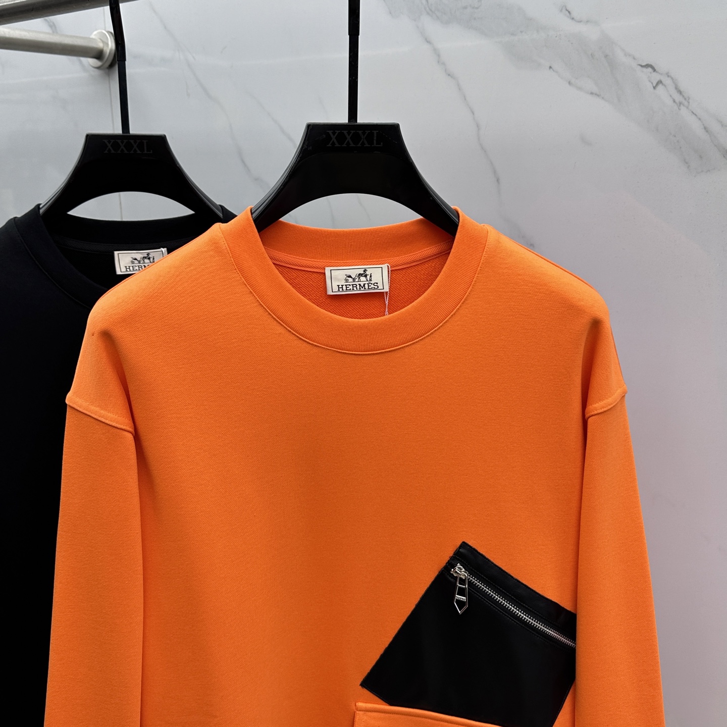 🆕Hermes爱马仕 2025ss秋冬 圆领运动衫套头卫衣 胸口拉链双口袋的设计 上面皮革拉链口袋 下面