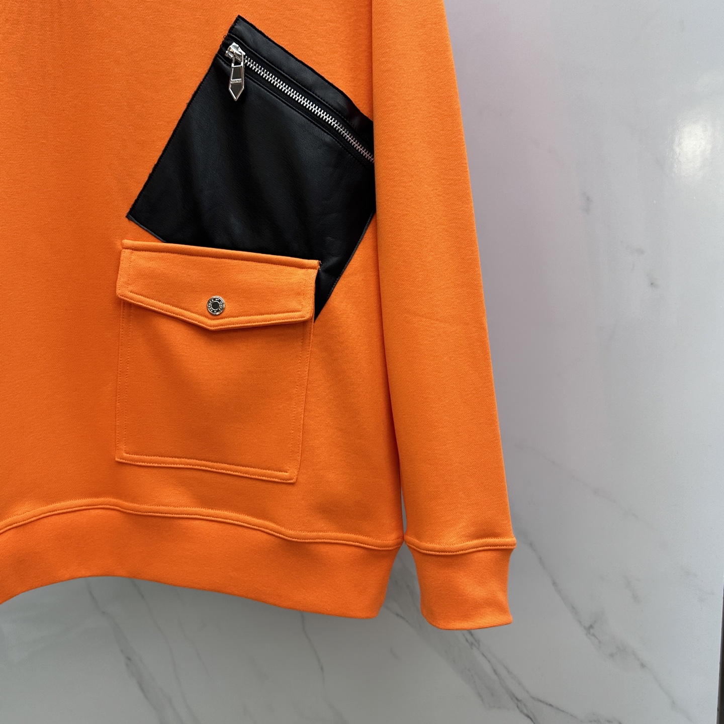 🆕Hermes爱马仕 2025ss秋冬 圆领运动衫套头卫衣 胸口拉链双口袋的设计 上面皮革拉链口袋 下面