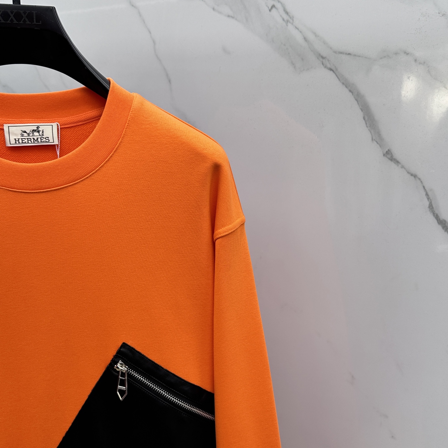 🆕Hermes爱马仕 2025ss秋冬 圆领运动衫套头卫衣 胸口拉链双口袋的设计 上面皮革拉链口袋 下面