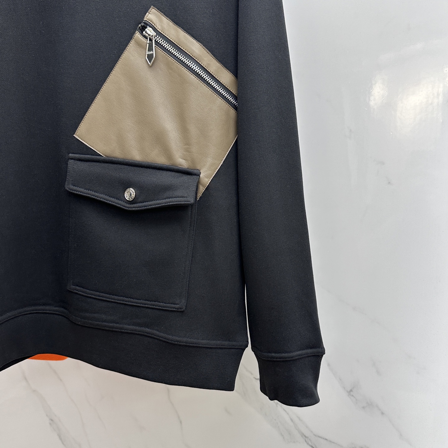 🆕Hermes爱马仕 2025ss秋冬 圆领运动衫套头卫衣 胸口拉链双口袋的设计 上面皮革拉链口袋 下面