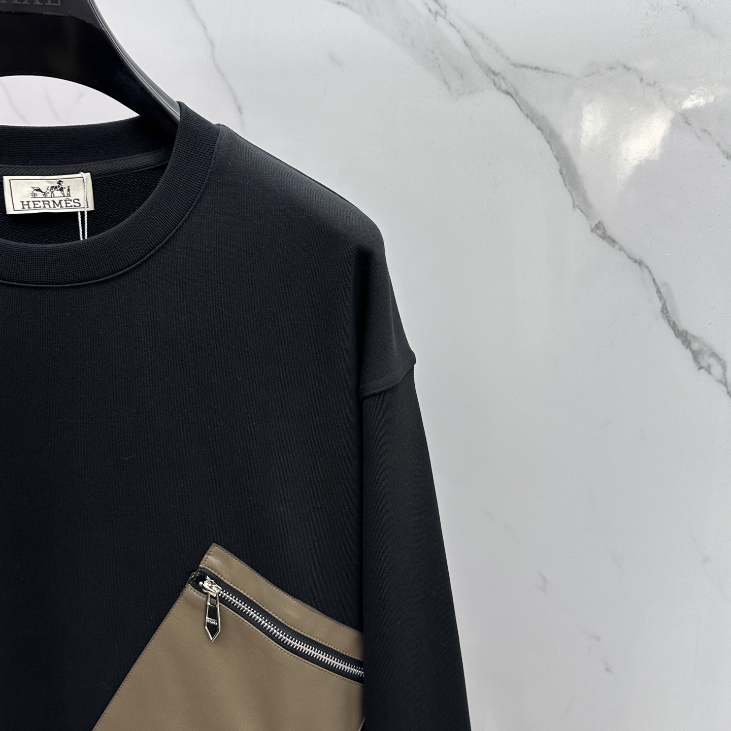 🆕Hermes爱马仕 2025ss秋冬 圆领运动衫套头卫衣 胸口拉链双口袋的设计 上面皮革拉链口袋 下面