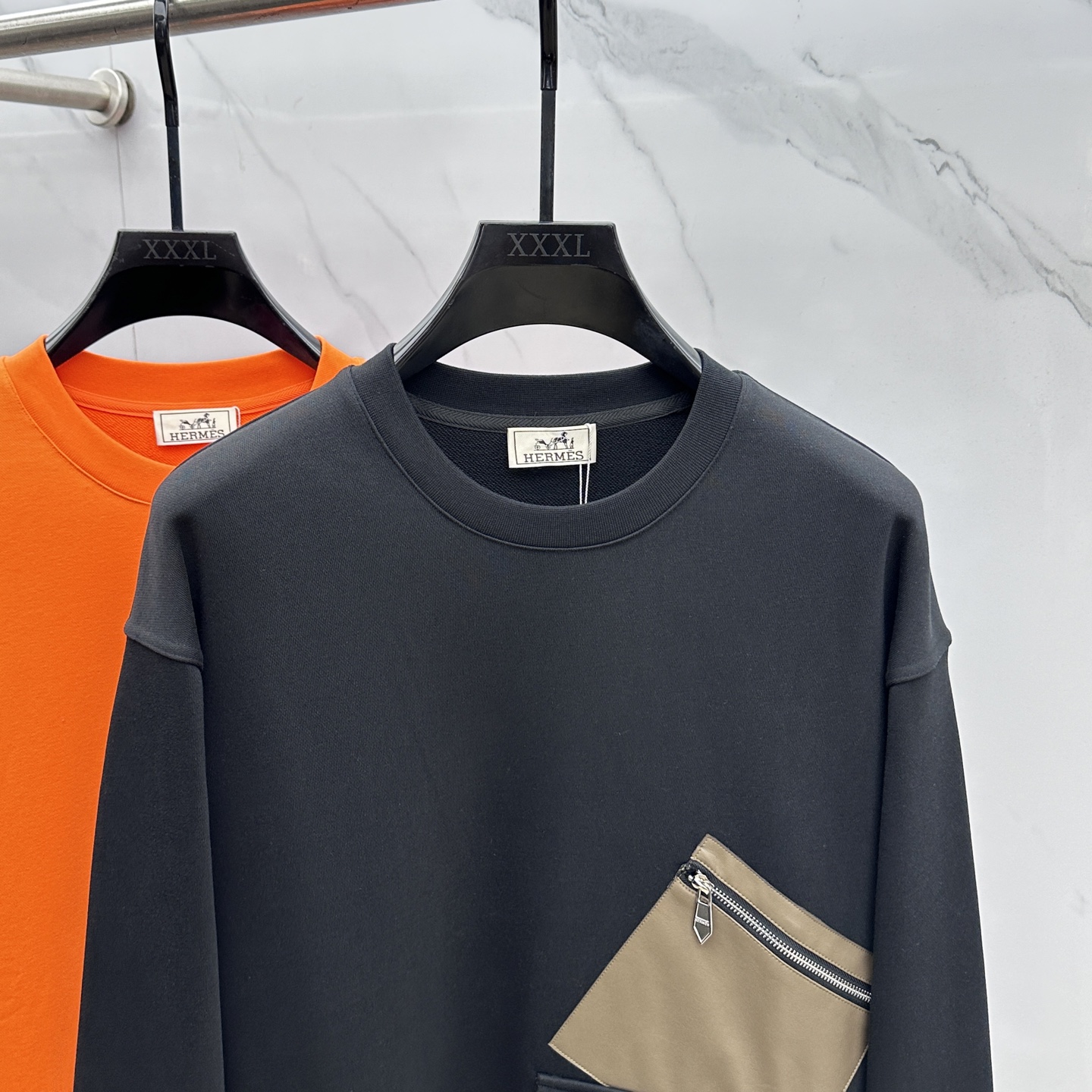 🆕Hermes爱马仕 2025ss秋冬 圆领运动衫套头卫衣 胸口拉链双口袋的设计 上面皮革拉链口袋 下面