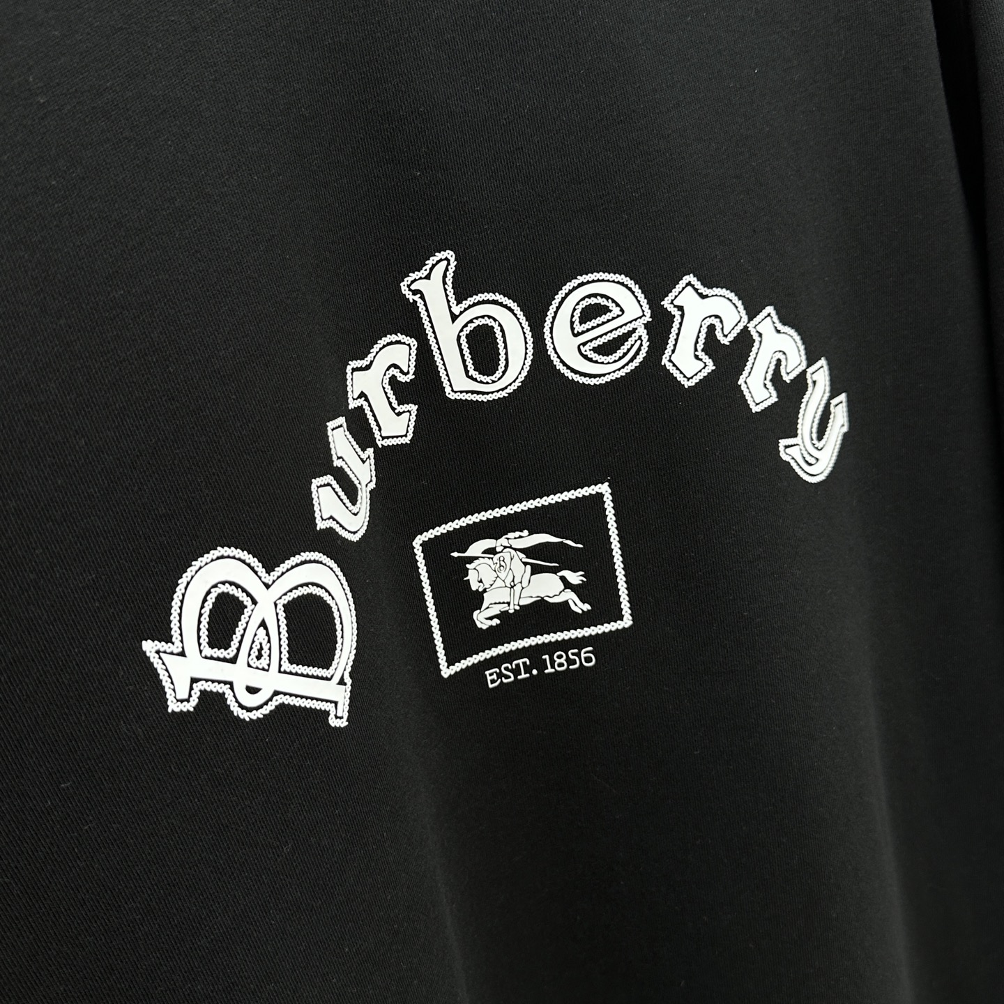 ￼ 🆕Burberry巴宝莉 25FW早秋新款圆领卫衣，男女同款！独特吸引人的眼球，这一款卫衣品相品质都