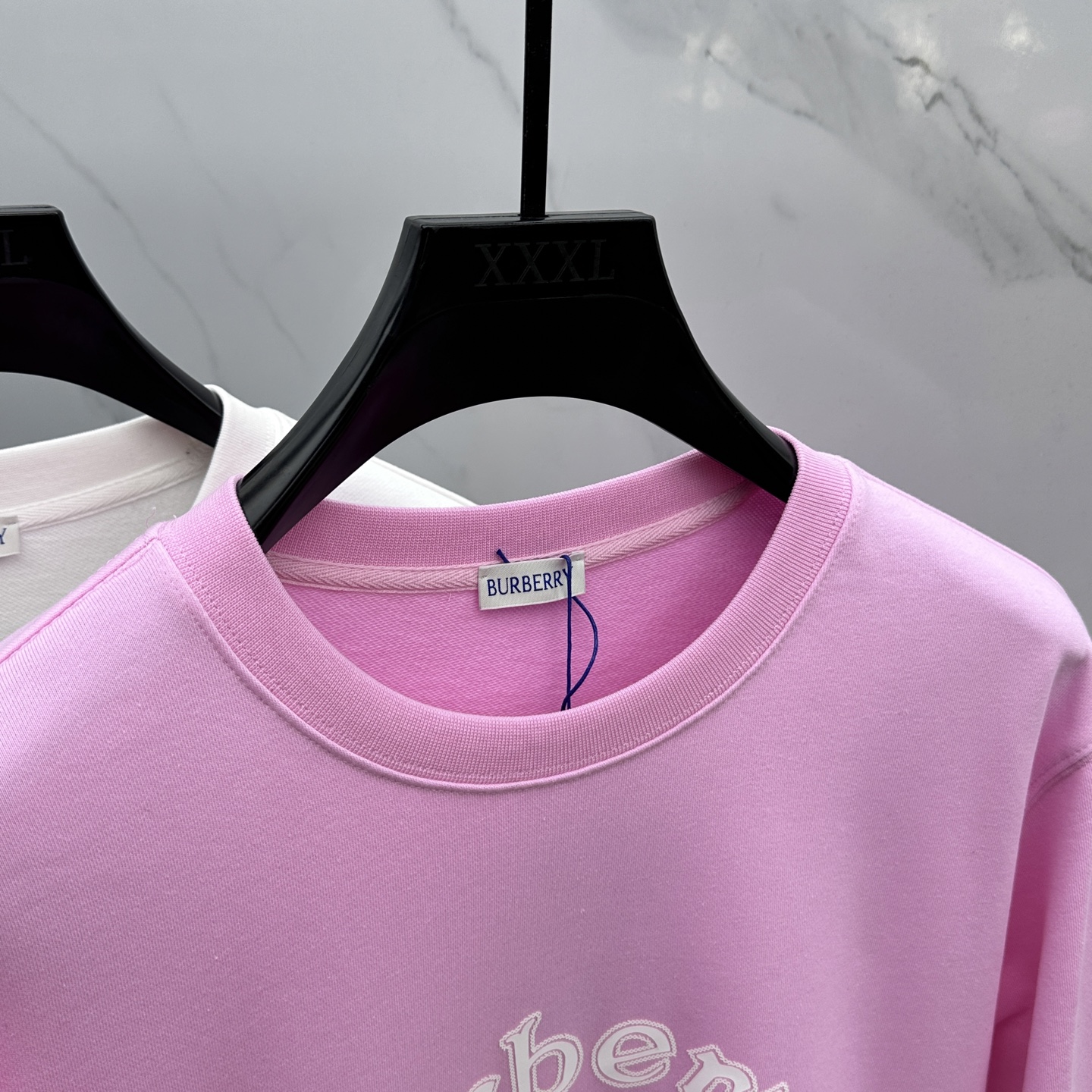 ￼ 🆕Burberry巴宝莉 25FW早秋新款圆领卫衣，男女同款！独特吸引人的眼球，这一款卫衣品相品质都