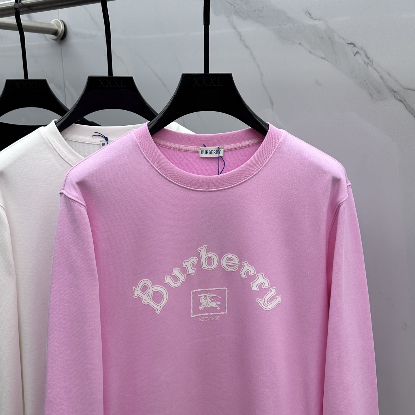 ￼ 🆕Burberry巴宝莉 25FW早秋新款圆领卫衣，男女同款！独特吸引人的眼球，这一款卫衣品相品质都