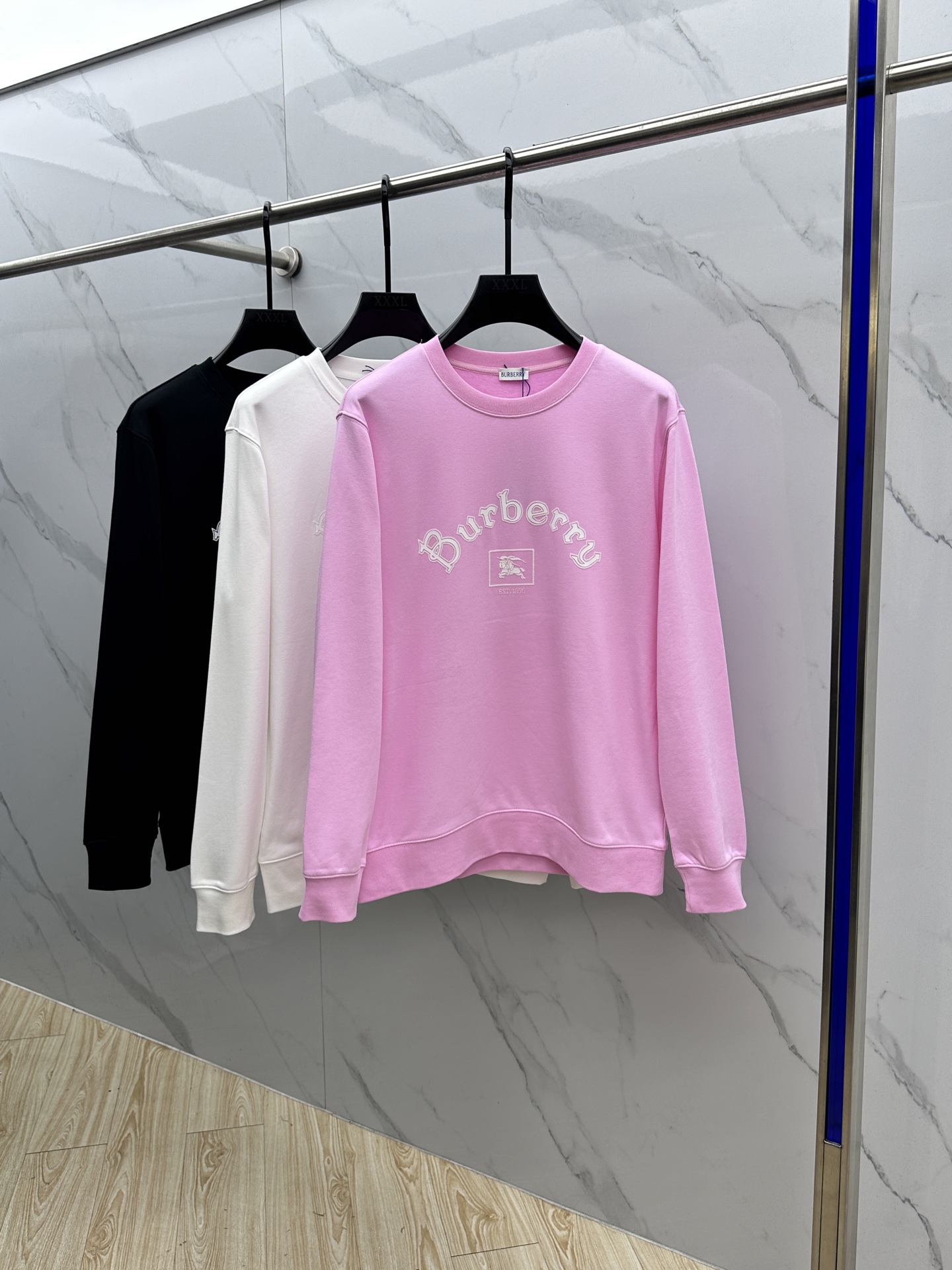 ￼ 🆕Burberry巴宝莉 25FW早秋新款圆领卫衣，男女同款！独特吸引人的眼球，这一款卫衣品相品质都