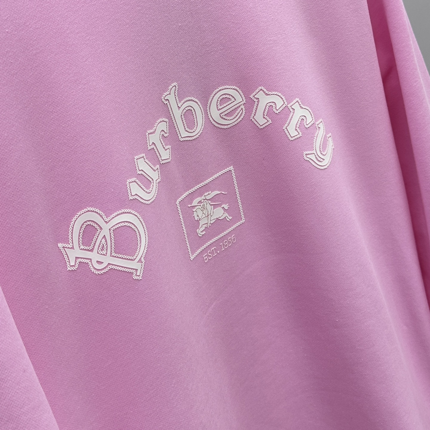 ￼ 🆕Burberry巴宝莉 25FW早秋新款圆领卫衣，男女同款！独特吸引人的眼球，这一款卫衣品相品质都