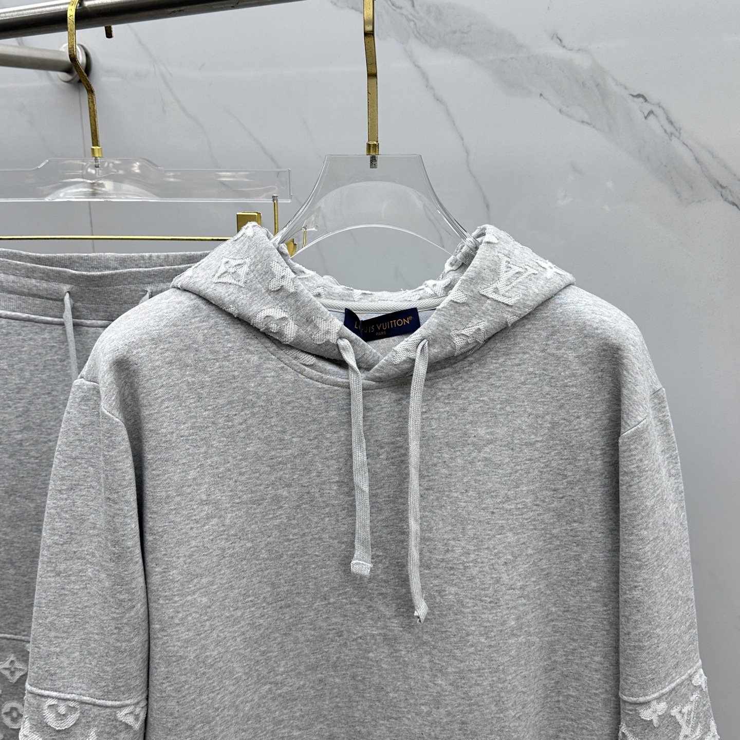 上衣🆕LV路易威登 2025ss秋冬新款长袖连帽卫衣面料采用重磅复合双层面料 整衣洗水 辅以激光烧花工艺