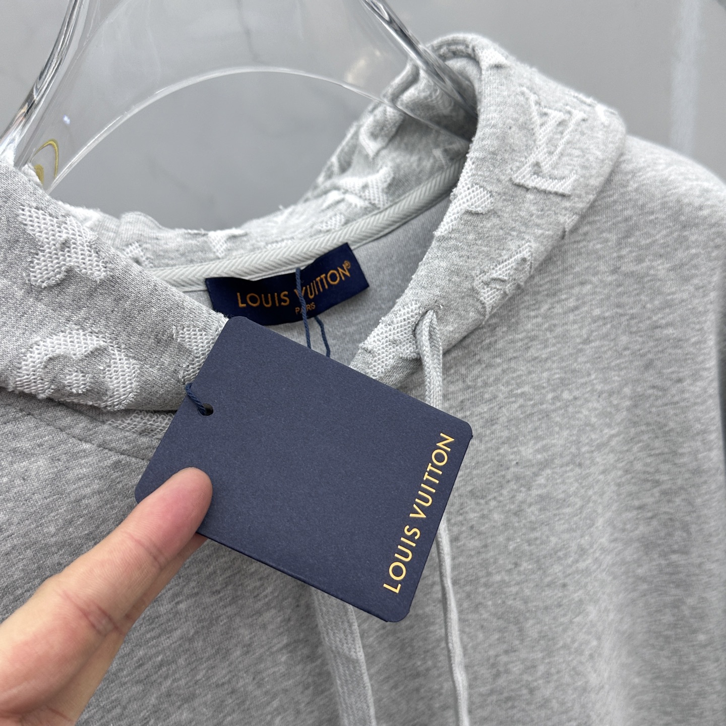 上衣🆕LV路易威登 2025ss秋冬新款长袖连帽卫衣面料采用重磅复合双层面料 整衣洗水 辅以激光烧花工艺