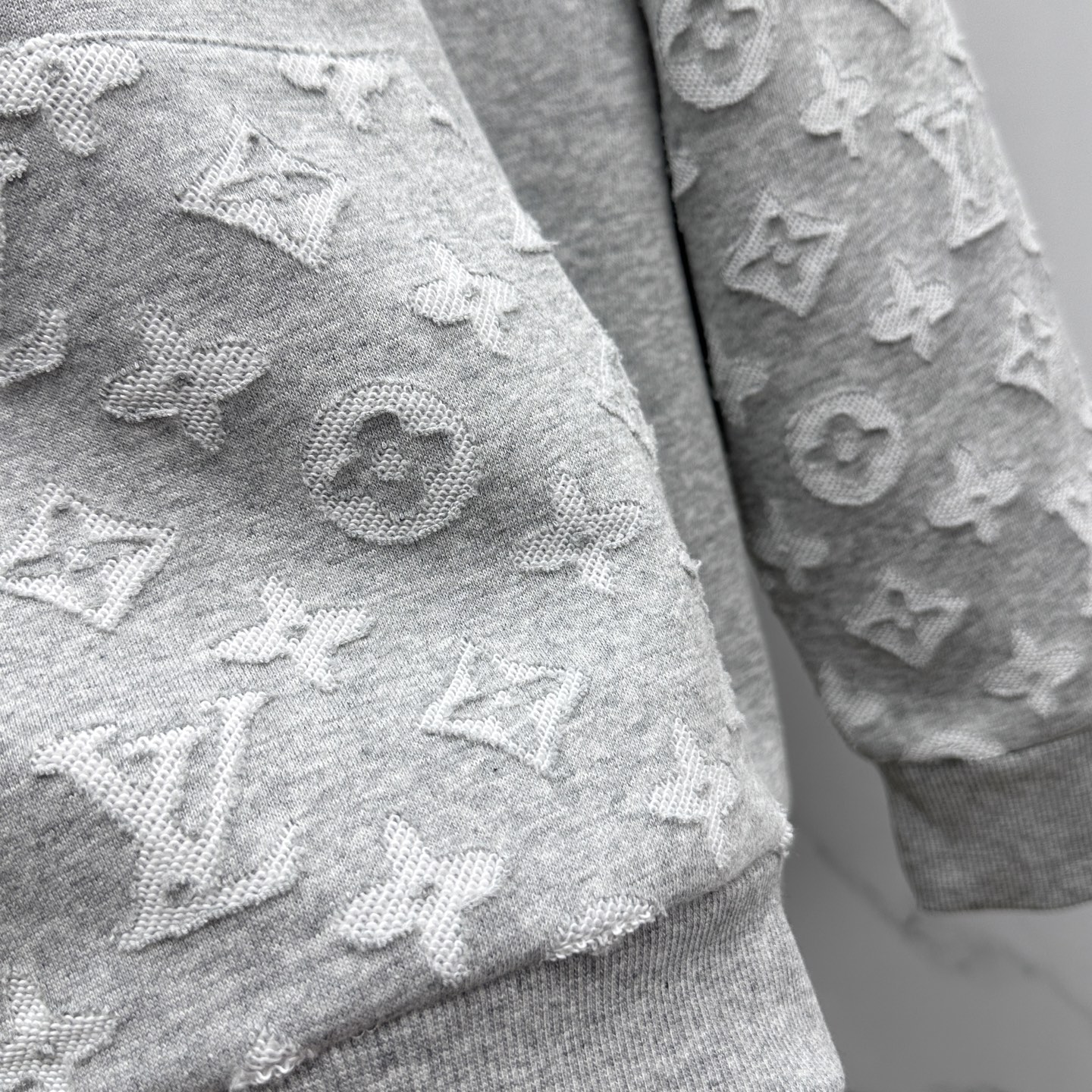 上衣🆕LV路易威登 2025ss秋冬新款长袖连帽卫衣面料采用重磅复合双层面料 整衣洗水 辅以激光烧花工艺