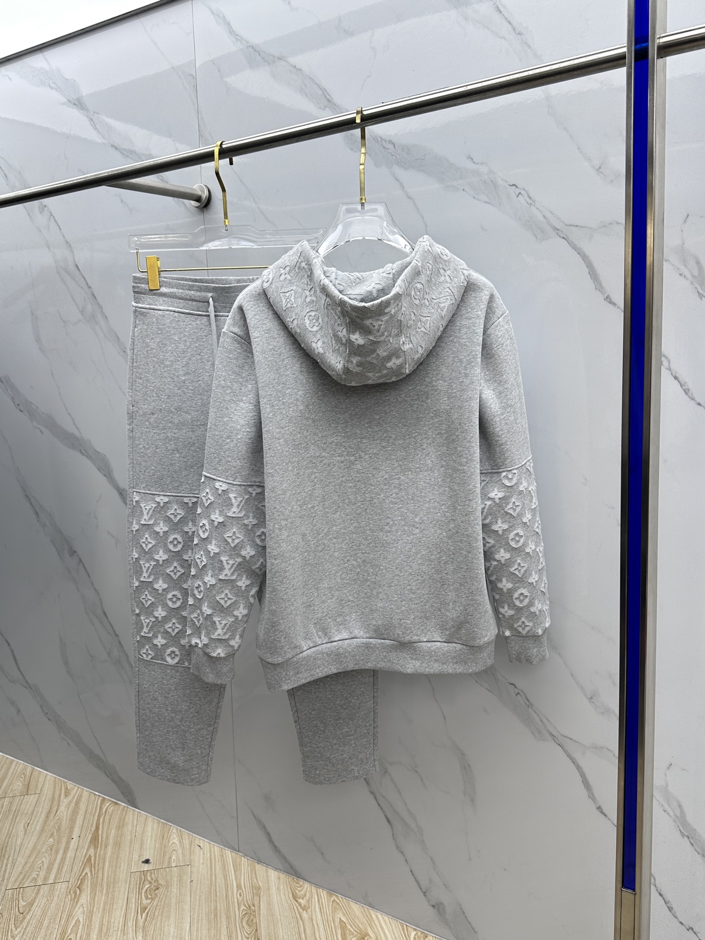 上衣🆕LV路易威登 2025ss秋冬新款长袖连帽卫衣面料采用重磅复合双层面料 整衣洗水 辅以激光烧花工艺