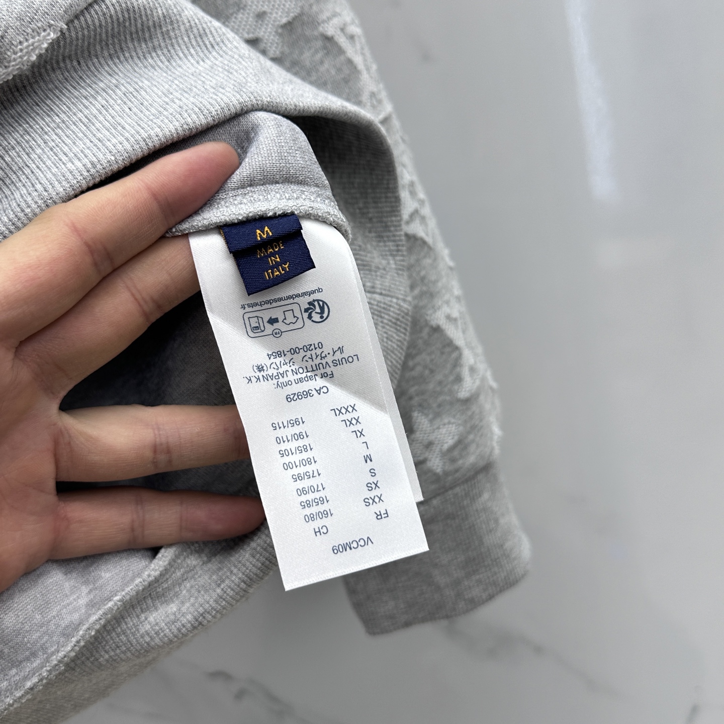 上衣🆕LV路易威登 2025ss秋冬新款长袖连帽卫衣面料采用重磅复合双层面料 整衣洗水 辅以激光烧花工艺