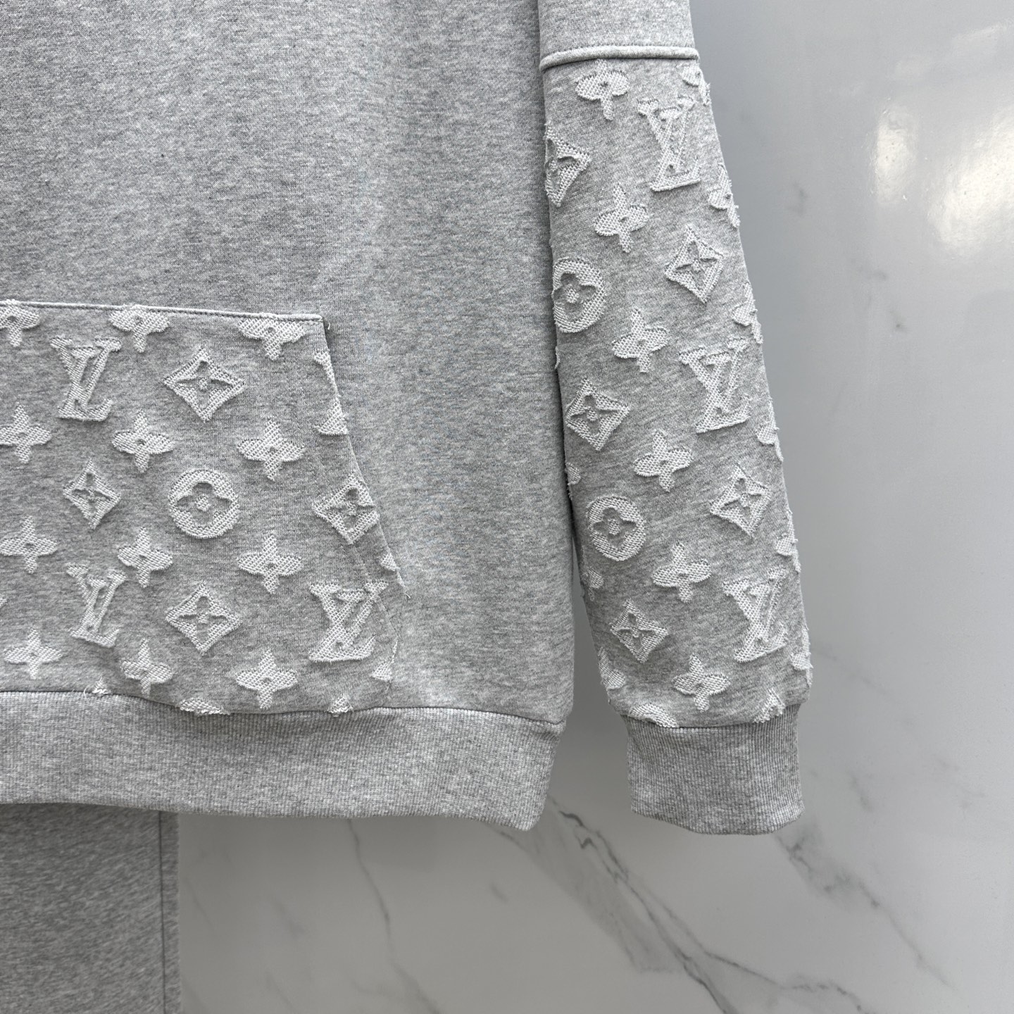 上衣🆕LV路易威登 2025ss秋冬新款长袖连帽卫衣面料采用重磅复合双层面料 整衣洗水 辅以激光烧花工艺