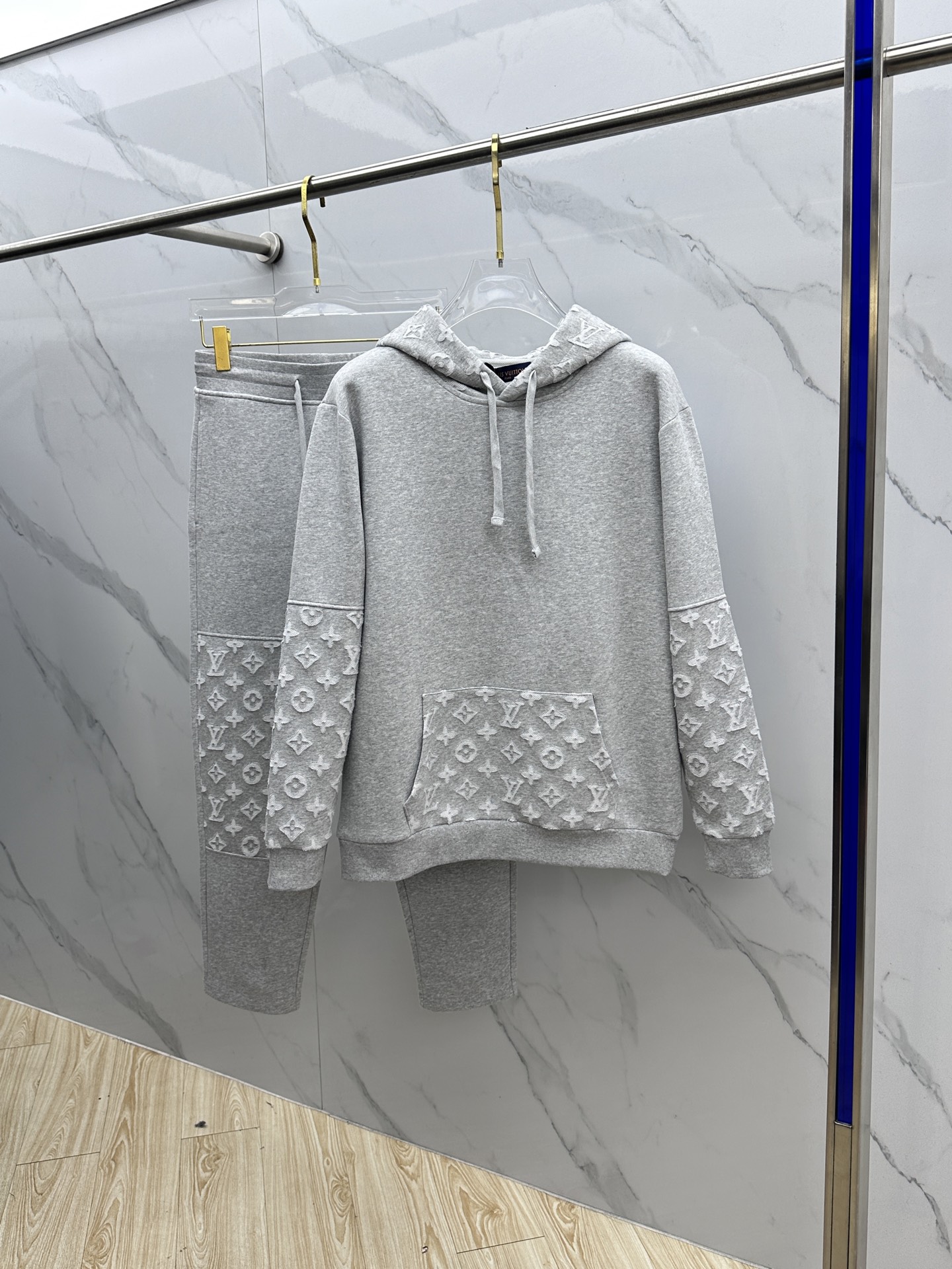 NO:607193,Top LV Louis Vuitton 2025ss autumn and winter new long-sleeved hooded sweatshirt. The fabric is made of heavyweight composite double-layer fabric. The whole garment is washed, supplemented by laser burning technology. The ready-made garment is washed and has a loose fit. The fabric is stiff and stylish. It does not deform or shrink. There are complete sets of sweatpants to match, high-quality products from major manufacturers. Three standards are complete. Welcome to buy hei sizes S-XL, Louis Vuitton, Louis  vuitton,hoodie,sweatshirts,hats,alexander wang19860909上衣LV路易威登 2025ss秋冬新款长袖连帽卫衣 面料采用重磅复合双层面料 整衣洗水 辅以激光烧花工艺 成衣洗水宽松版型 面料硬挺有型 不变形不缩水 有成套卫裤可搭,大厂高品质大货 三标齐全 欢迎选购hei 尺码S-XL,,louis vuitton,louis vuitton,hoodie,sweatshirts,hats,alexander wang,Men's clothing