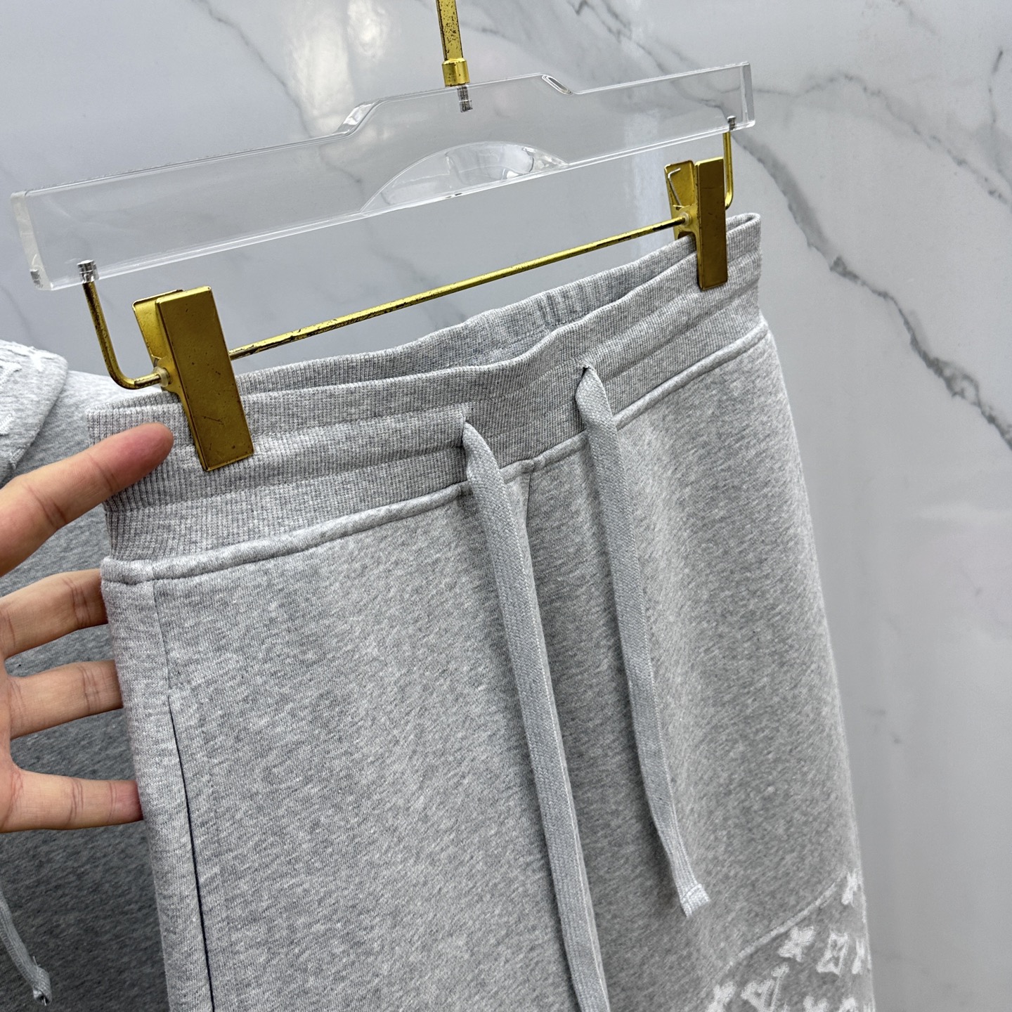 裤子🆕LV路易威登 2025ss秋冬新款抽绳卫裤运动面料采用重磅复合双层面料 整衣洗水 辅以激光烧花工艺