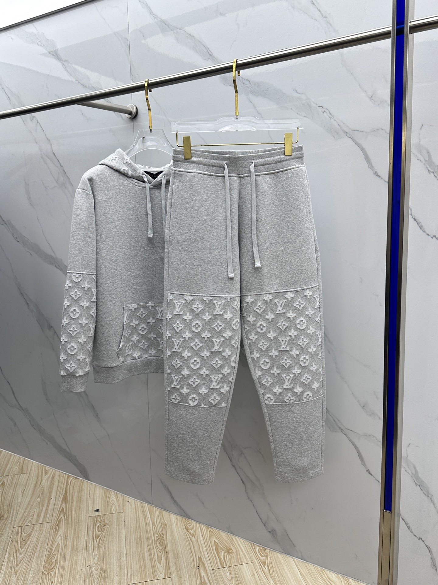 NO:607197,Pants LV Louis Vuitton 2025ss autumn and winter new drawstring sweatpants sports. The fabric is made of heavyweight composite double-layer fabric. The whole garment is washed, supplemented by laser burning technology. The ready-made garment is washed and has a loose fit. The fabric is stiff and stylish. It does not deform or shrink. There are complete sets of sweatshirts to match, high-quality products from major manufacturers. Three standards are complete. Welcome to buy hei sizes S-XL, Louis Vuitton, Louis  vuitton,hoodie,sweatshirts,alexander wang19860909裤子LV路易威登 2025ss秋冬新款抽绳卫裤运动 面料采用重磅复合双层面料 整衣洗水 辅以激光烧花工艺 成衣洗水宽松版型 面料硬挺有型 不变形不缩水 有成套卫衣可搭,大厂高品质大货 三标齐全 欢迎选购hei 尺码S-XL,,louis vuitton,louis vuitton,hoodie,sweatshirts,alexander wang,Men's clothing