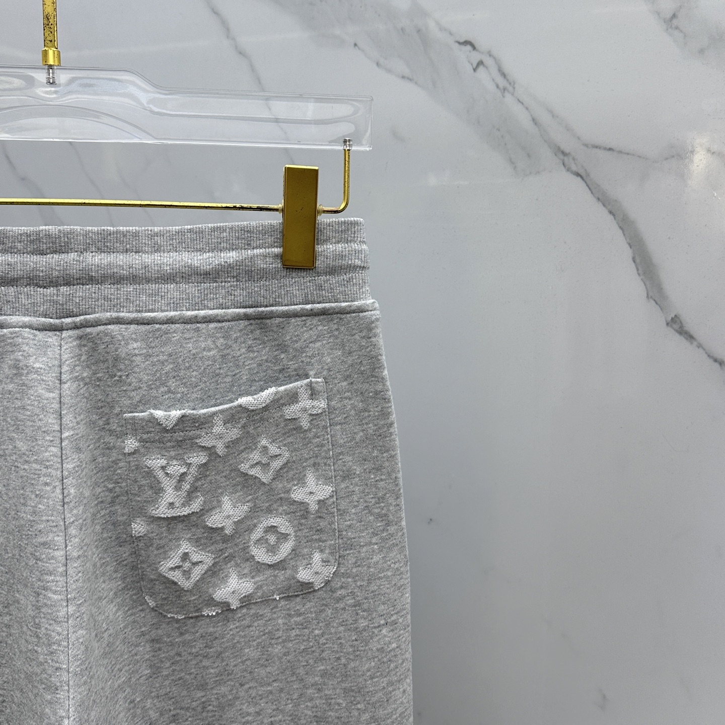 裤子🆕LV路易威登 2025ss秋冬新款抽绳卫裤运动面料采用重磅复合双层面料 整衣洗水 辅以激光烧花工艺