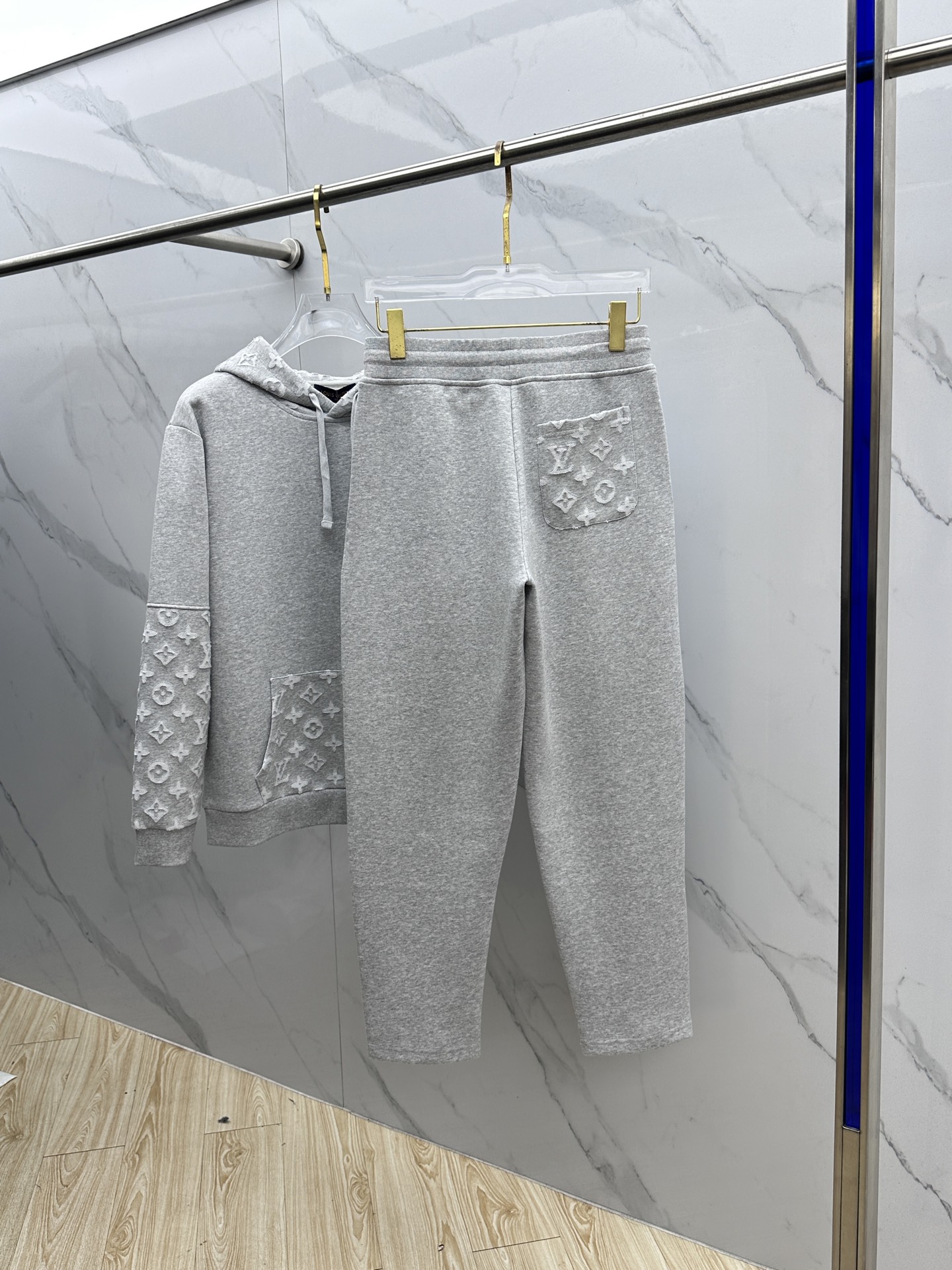 裤子🆕LV路易威登 2025ss秋冬新款抽绳卫裤运动面料采用重磅复合双层面料 整衣洗水 辅以激光烧花工艺