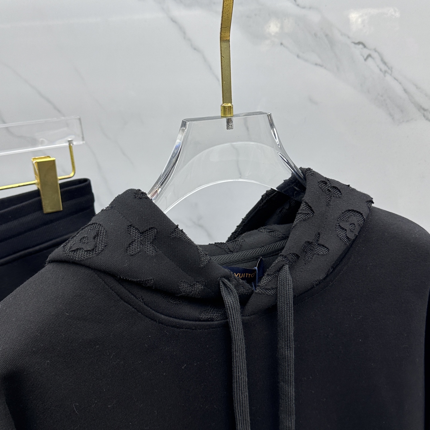 上衣🆕LV路易威登 2025ss秋冬新款长袖连帽卫衣面料采用重磅复合双层面料 整衣洗水 辅以激光烧花工艺