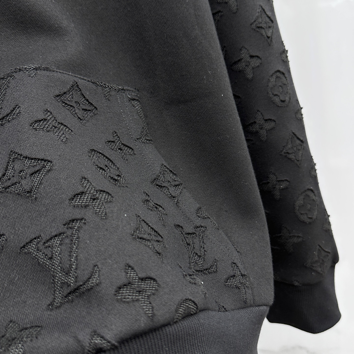 上衣🆕LV路易威登 2025ss秋冬新款长袖连帽卫衣面料采用重磅复合双层面料 整衣洗水 辅以激光烧花工艺