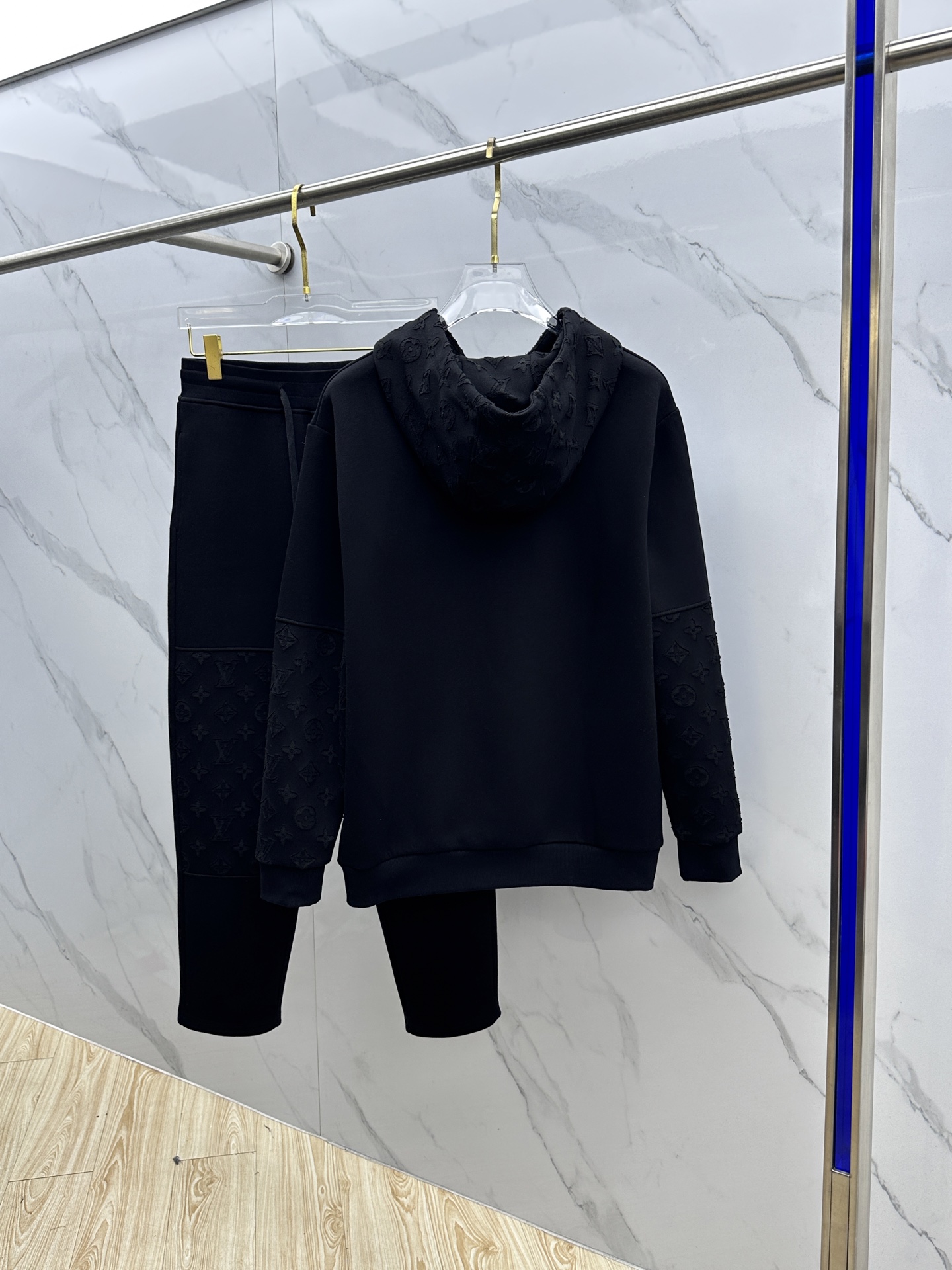 上衣🆕LV路易威登 2025ss秋冬新款长袖连帽卫衣面料采用重磅复合双层面料 整衣洗水 辅以激光烧花工艺