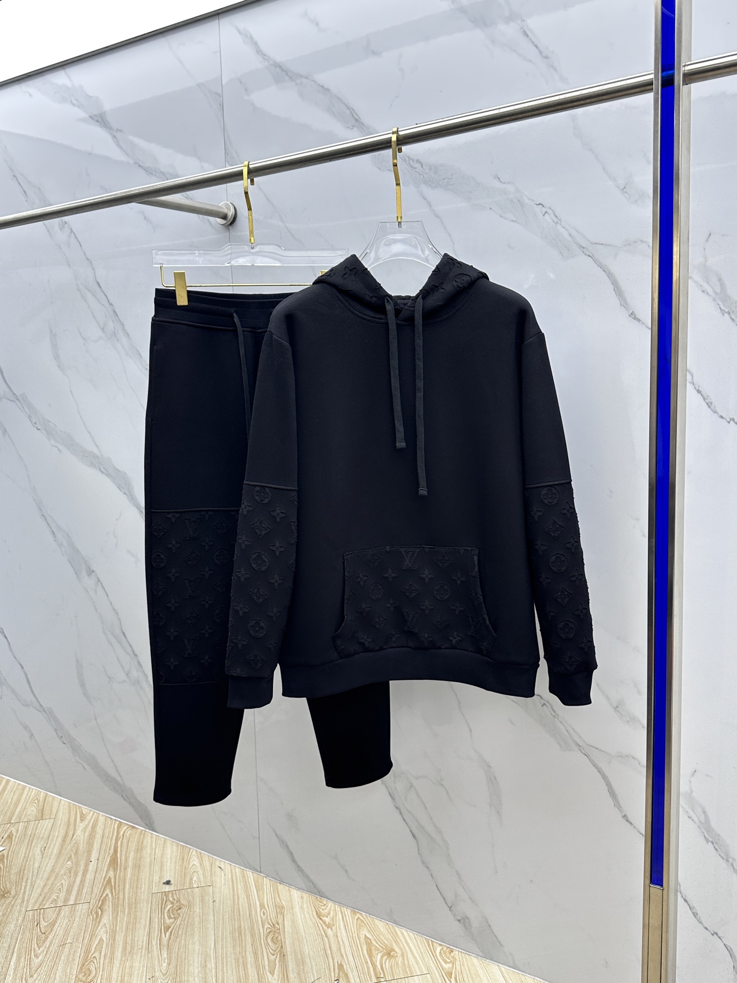 NO:607236,Top LV Louis Vuitton 2025ss autumn and winter new long-sleeved hooded sweatshirt. The fabric is made of heavyweight composite double-layer fabric. The whole garment is washed, supplemented by laser burning technology. The ready-made garment is washed and has a loose fit. The fabric is stiff and stylish. It does not deform or shrink. There are complete sets of sweatpants to match, high-quality products from major manufacturers. Three standards are complete. Welcome to buy hei sizes S-XL, Louis Vuitton, Louis  vuitton,hoodie,sweatshirts,hats,alexander wang19860909上衣LV路易威登 2025ss秋冬新款长袖连帽卫衣 面料采用重磅复合双层面料 整衣洗水 辅以激光烧花工艺 成衣洗水宽松版型 面料硬挺有型 不变形不缩水 有成套卫裤可搭,大厂高品质大货 三标齐全 欢迎选购hei 尺码S-XL,,louis vuitton,louis vuitton,hoodie,sweatshirts,hats,alexander wang,Men's clothing