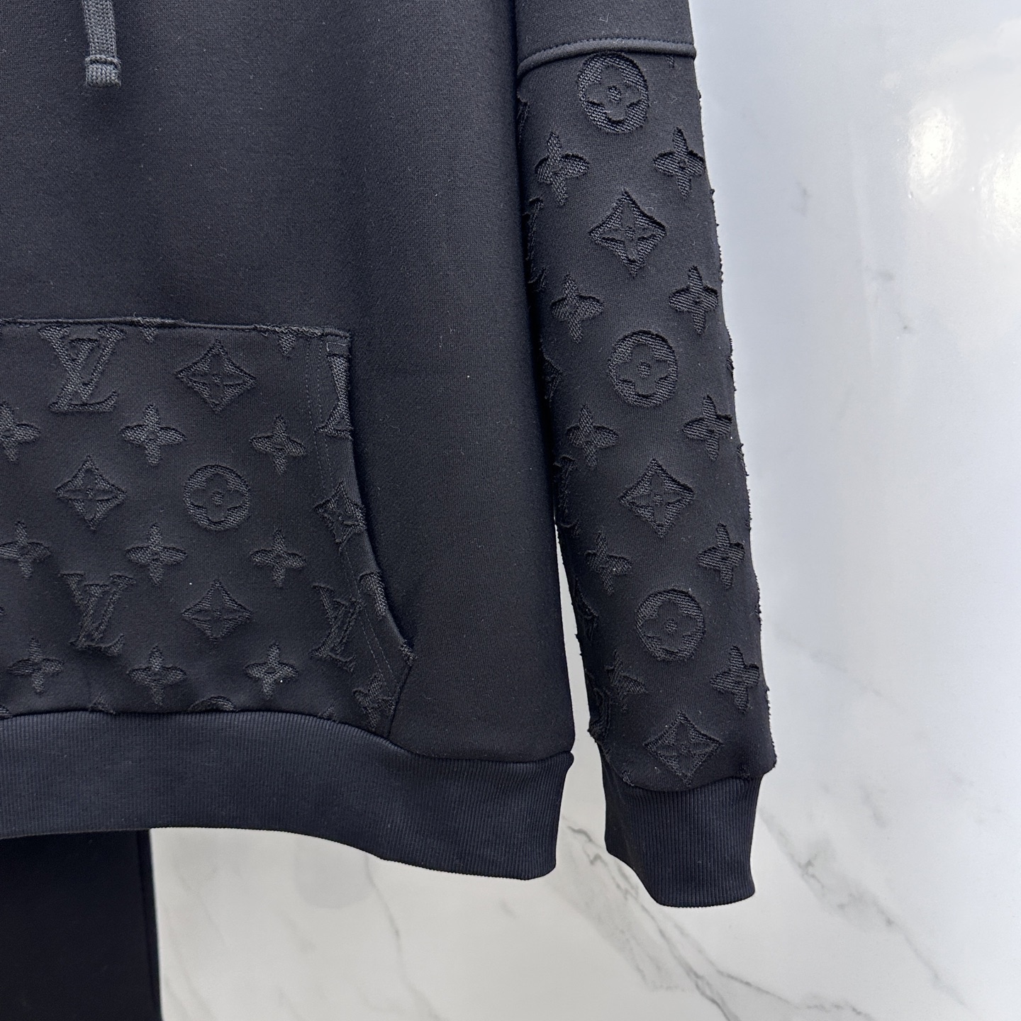 上衣🆕LV路易威登 2025ss秋冬新款长袖连帽卫衣面料采用重磅复合双层面料 整衣洗水 辅以激光烧花工艺