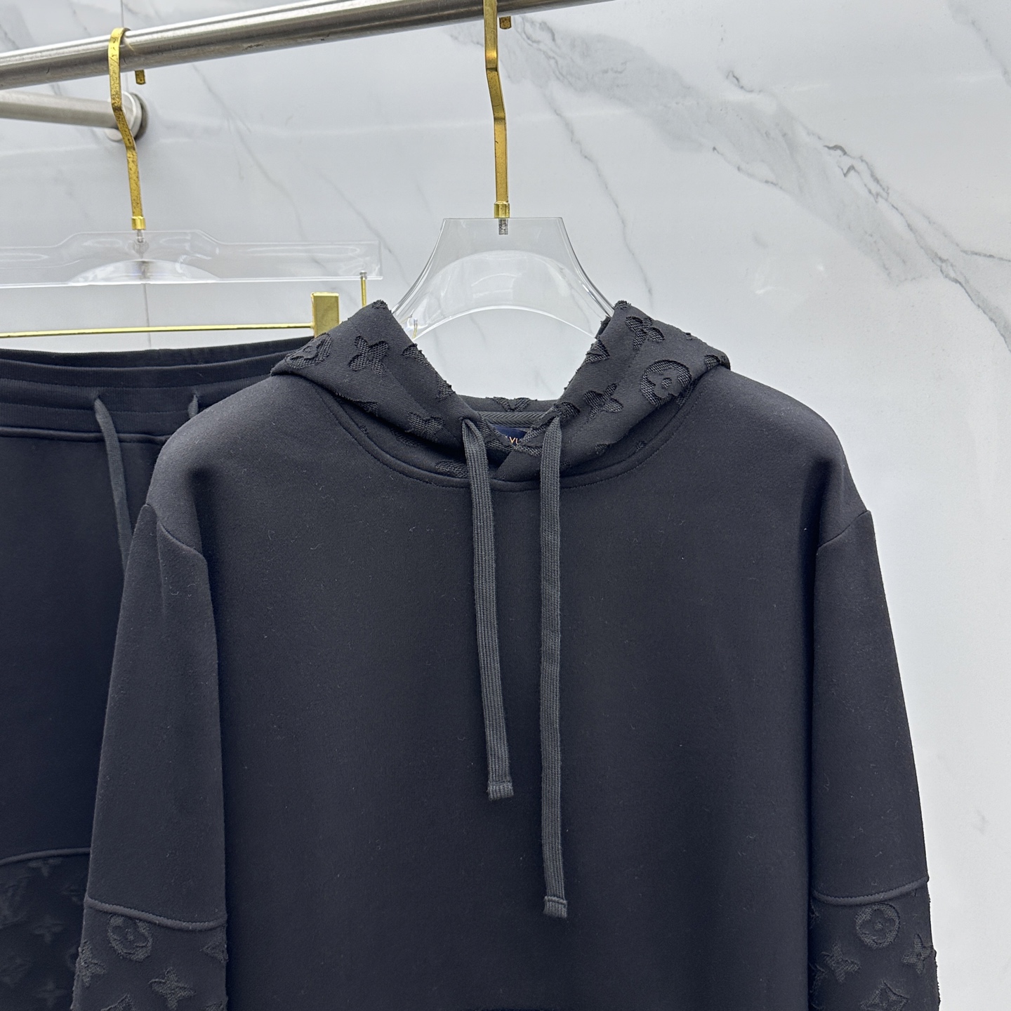 上衣🆕LV路易威登 2025ss秋冬新款长袖连帽卫衣面料采用重磅复合双层面料 整衣洗水 辅以激光烧花工艺