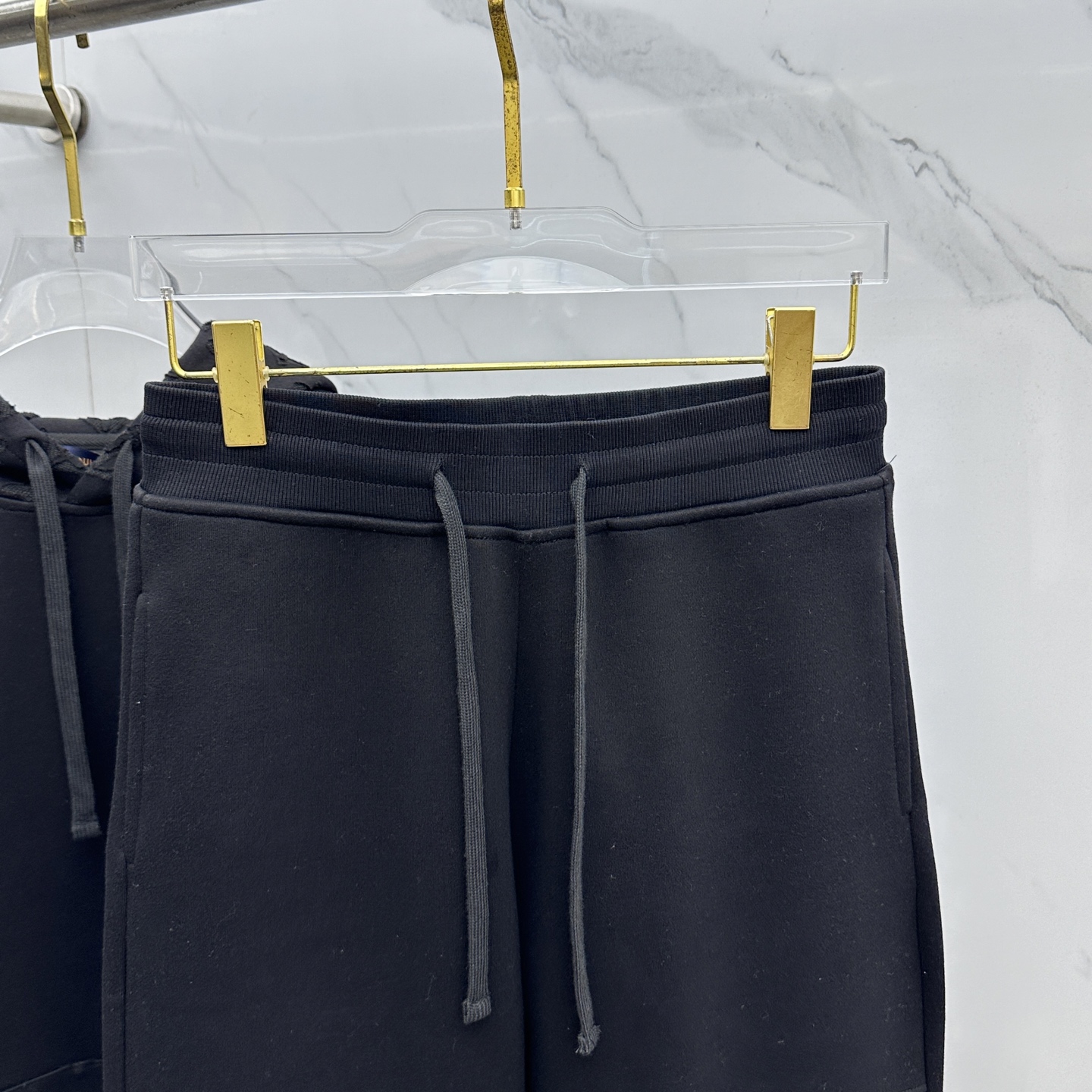 裤子🆕LV路易威登 2025ss秋冬新款抽绳卫裤运动面料采用重磅复合双层面料 整衣洗水 辅以激光烧花工艺