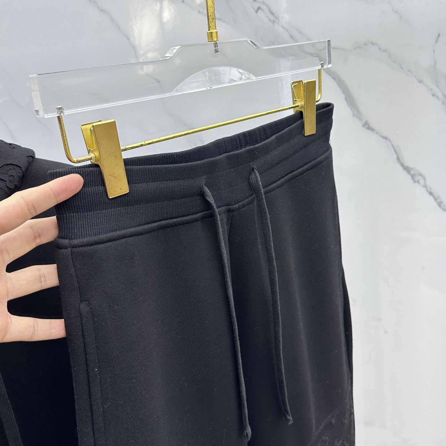 裤子🆕LV路易威登 2025ss秋冬新款抽绳卫裤运动面料采用重磅复合双层面料 整衣洗水 辅以激光烧花工艺