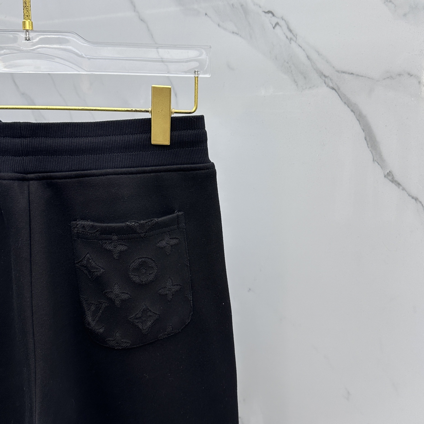 裤子🆕LV路易威登 2025ss秋冬新款抽绳卫裤运动面料采用重磅复合双层面料 整衣洗水 辅以激光烧花工艺