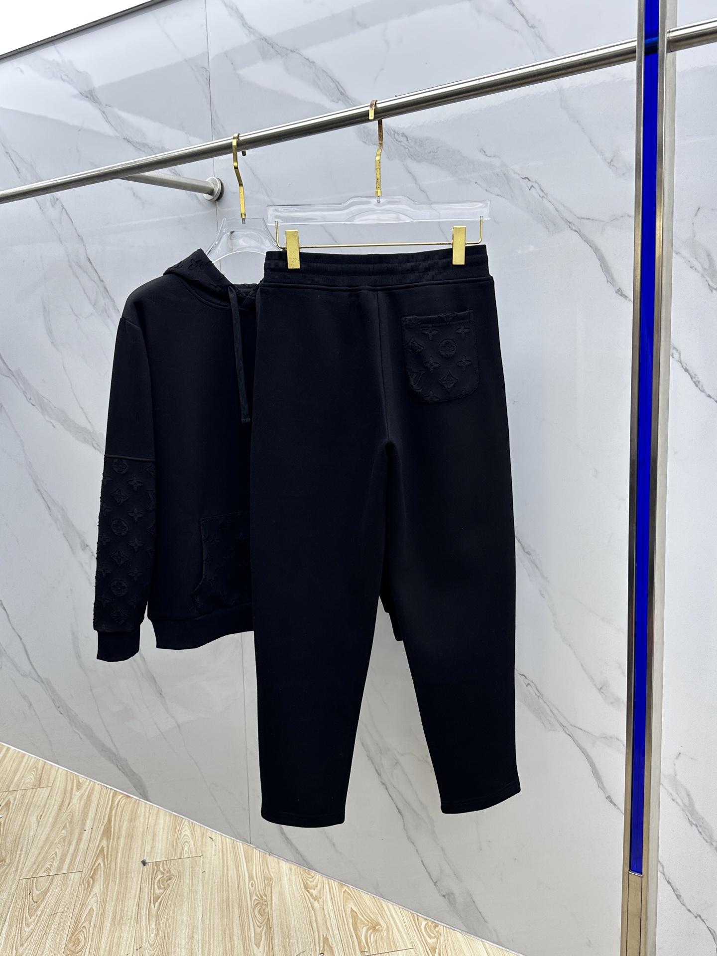 裤子🆕LV路易威登 2025ss秋冬新款抽绳卫裤运动面料采用重磅复合双层面料 整衣洗水 辅以激光烧花工艺