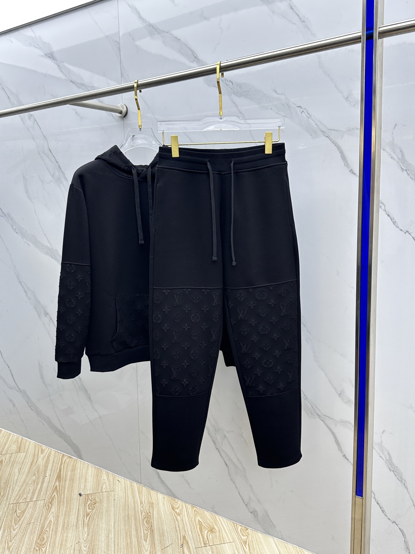 NO:607188,Pants LV Louis Vuitton 2025ss autumn and winter new drawstring sweatpants sports. The fabric is made of heavyweight composite double-layer fabric. The whole garment is washed, supplemented by laser burning technology. The ready-made garment is washed and has a loose fit. The fabric is stiff and stylish. It does not deform or shrink. There are complete sets of sweatshirts to match, high-quality products from major manufacturers. Three standards are complete. Welcome to buy hei sizes S-XL, Louis Vuitton, Louis  vuitton,hoodie,sweatshirts,alexander wang19860909裤子LV路易威登 2025ss秋冬新款抽绳卫裤运动 面料采用重磅复合双层面料 整衣洗水 辅以激光烧花工艺 成衣洗水宽松版型 面料硬挺有型 不变形不缩水 有成套卫衣可搭,大厂高品质大货 三标齐全 欢迎选购hei 尺码S-XL,,louis vuitton,louis vuitton,hoodie,sweatshirts,alexander wang,Men's clothing