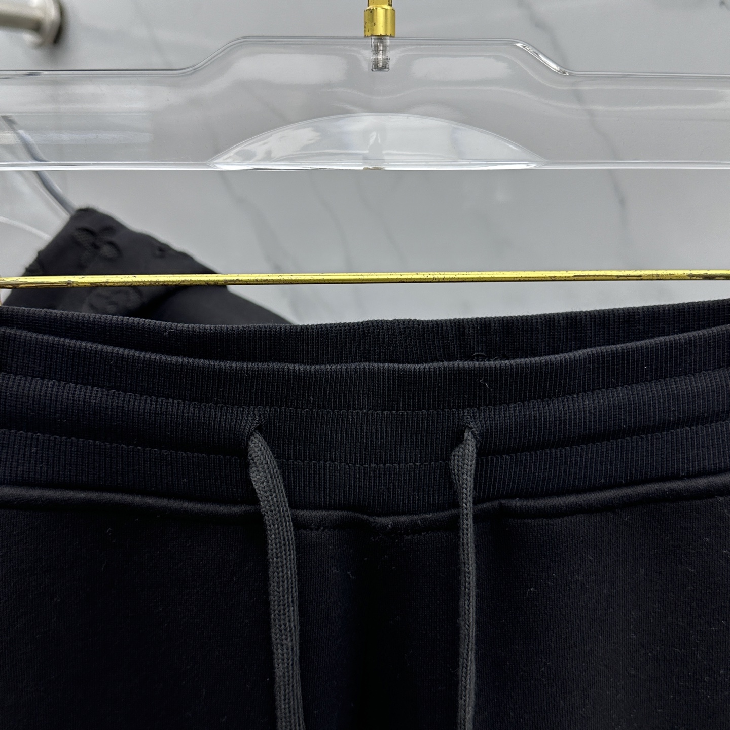 裤子🆕LV路易威登 2025ss秋冬新款抽绳卫裤运动面料采用重磅复合双层面料 整衣洗水 辅以激光烧花工艺